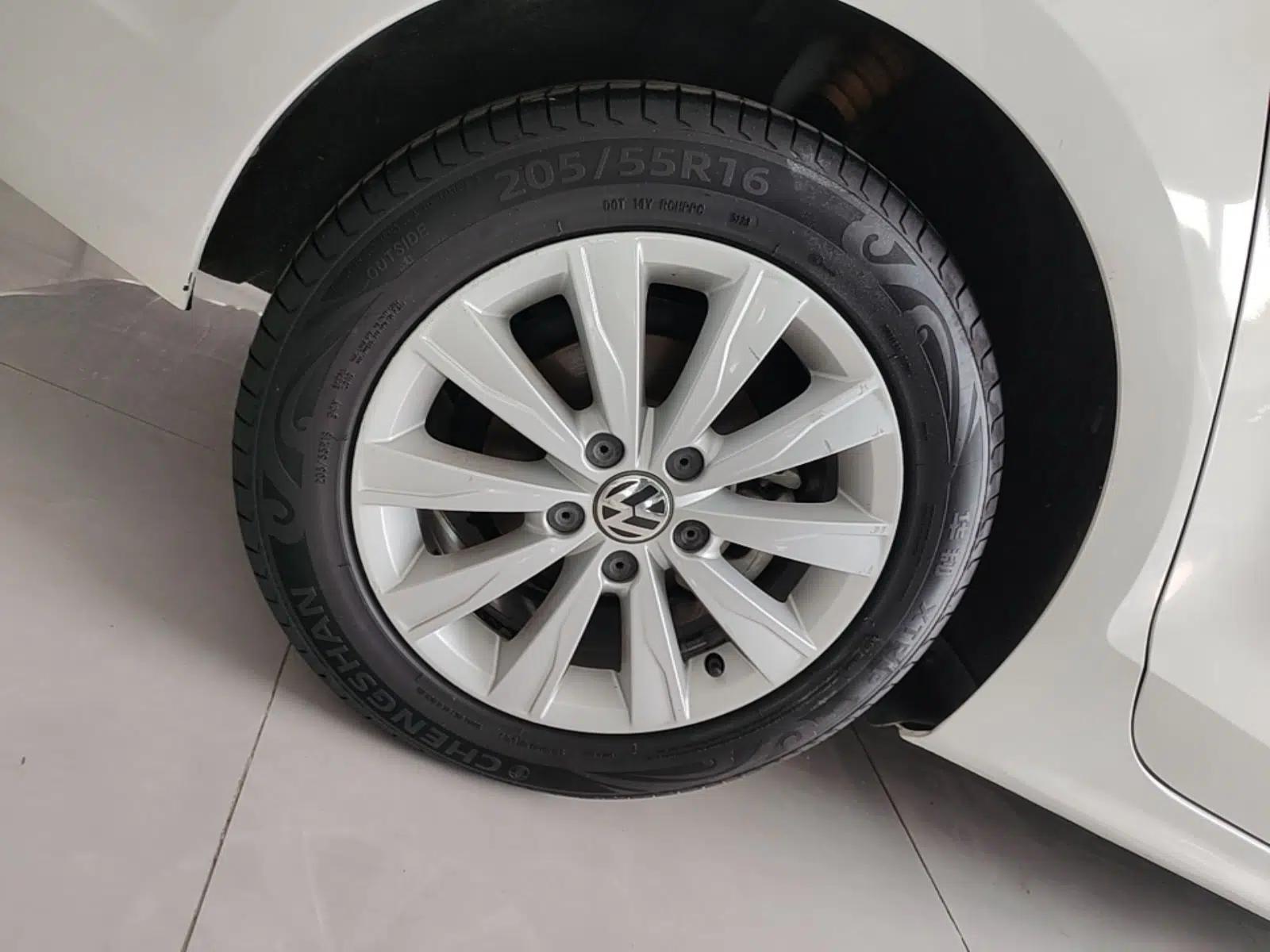 Volkswagen Sagitar 2014 Revised Version 1.6L Automatic Comfort Edition — миниатюра 11