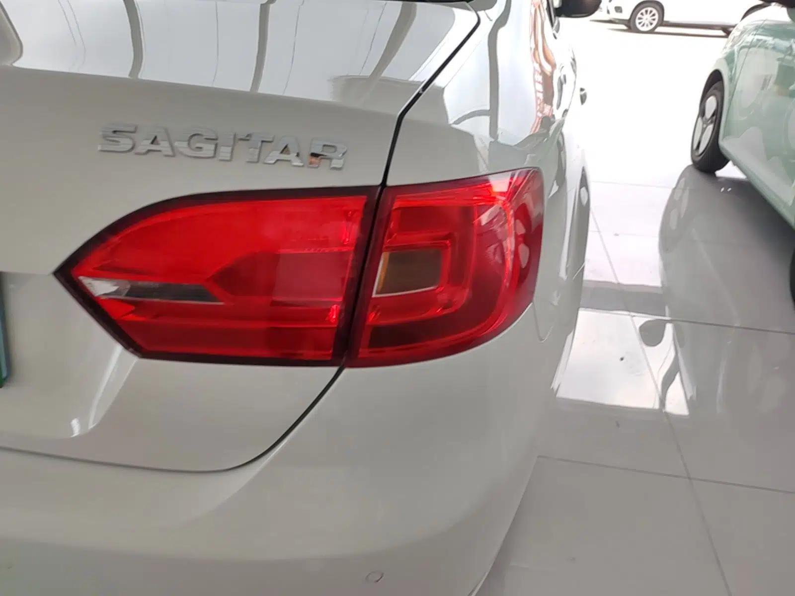 Volkswagen Sagitar 2014 Revised Version 1.6L Automatic Comfort Edition — миниатюра 9