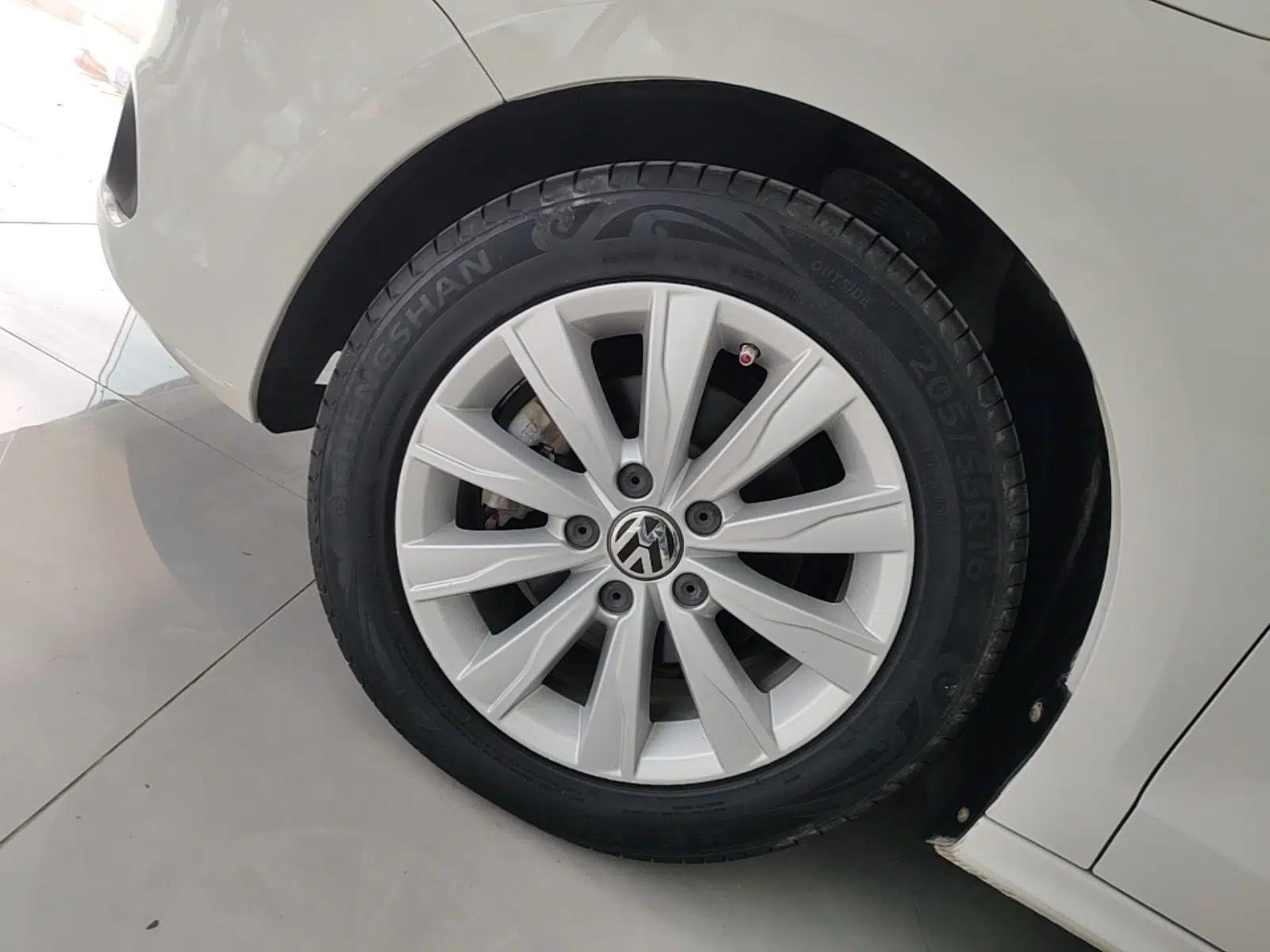 Volkswagen Sagitar 2014 Revised Version 1.6L Automatic Comfort Edition — миниатюра 10