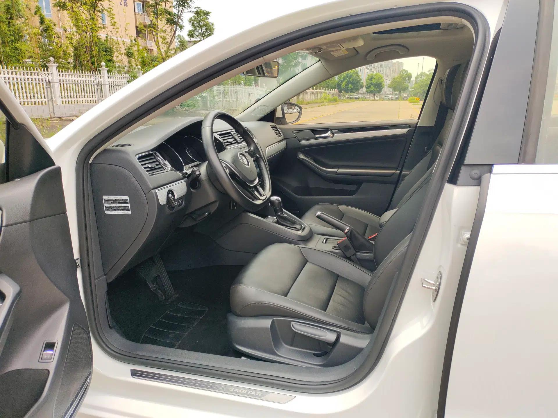 Volkswagen Sagitar 2015 1.6L Automatic Comfort Model — миниатюра 11