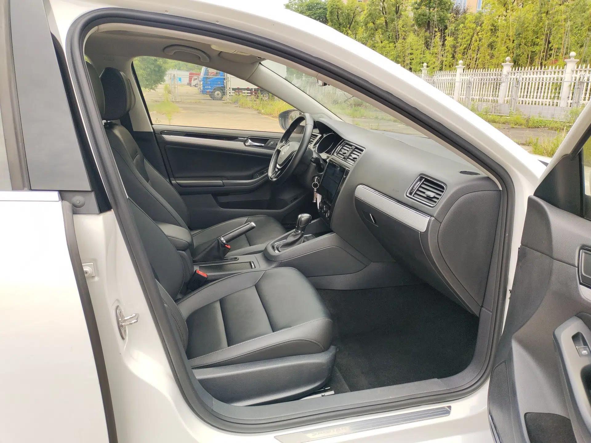 Volkswagen Sagitar 2015 1.6L Automatic Comfort Model — миниатюра 12