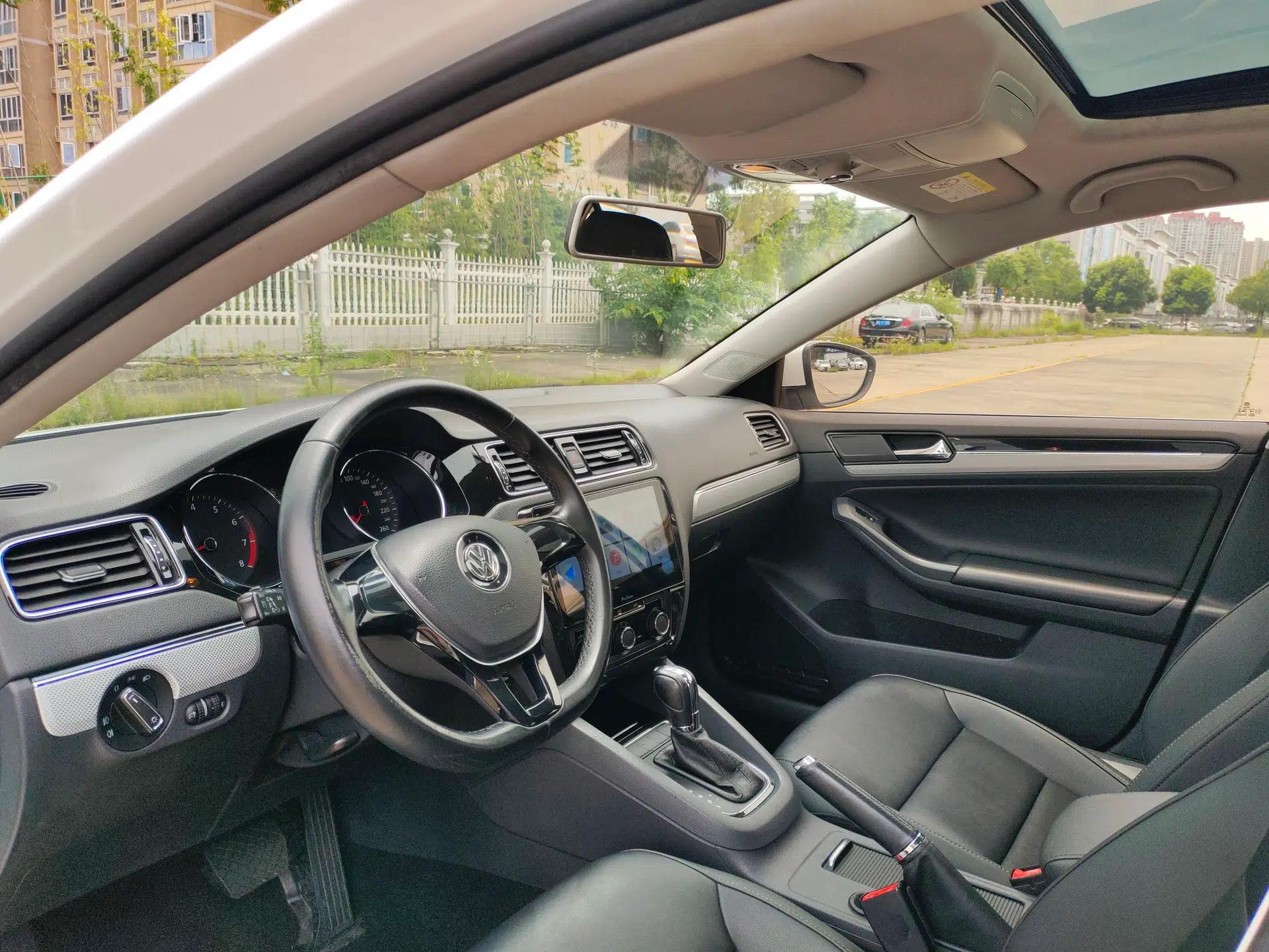 Volkswagen Sagitar 2015 1.6L Automatic Comfort Model — миниатюра 17