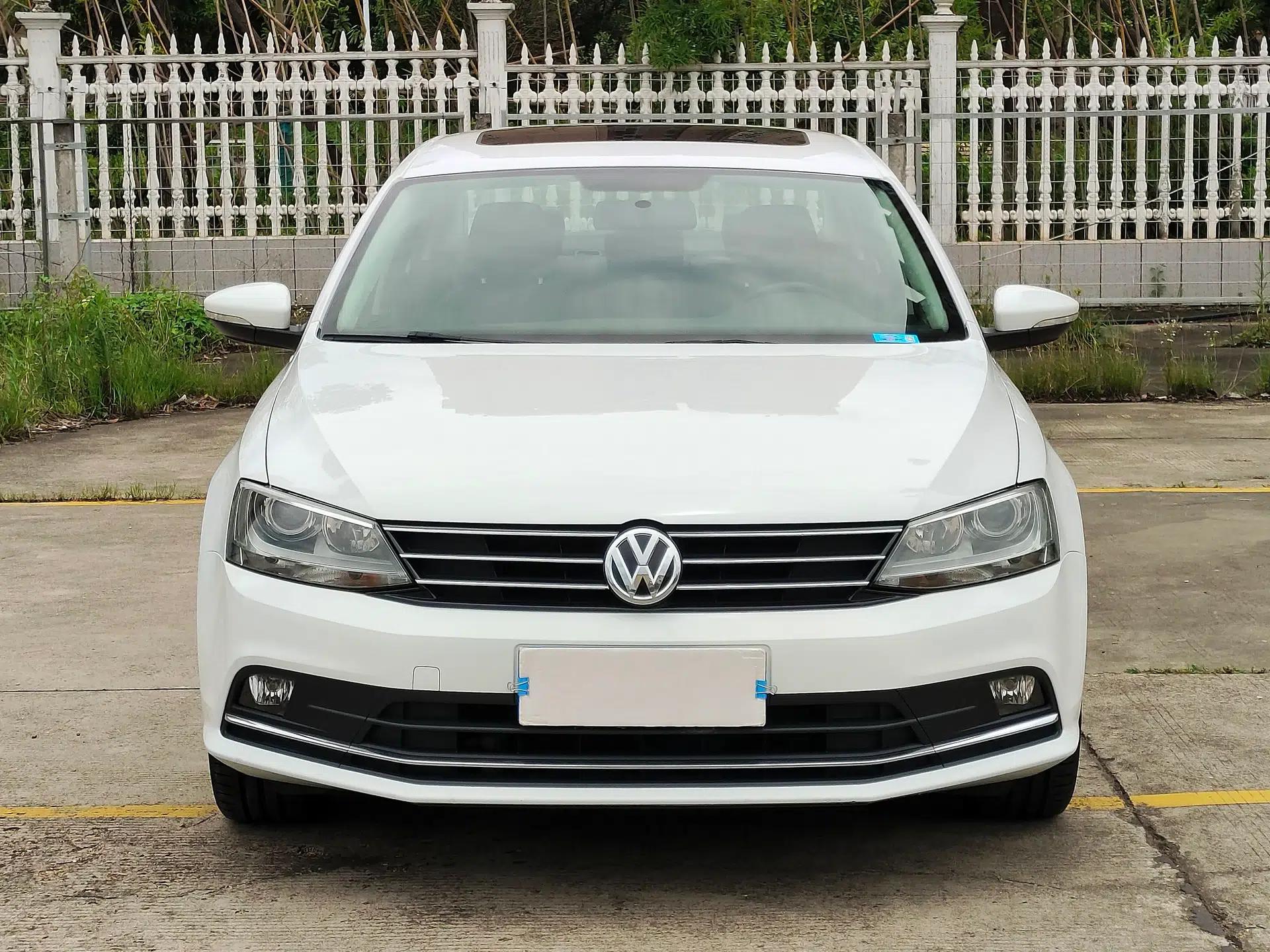 Volkswagen Sagitar 2015 1.6L Automatic Comfort Model — миниатюра 3
