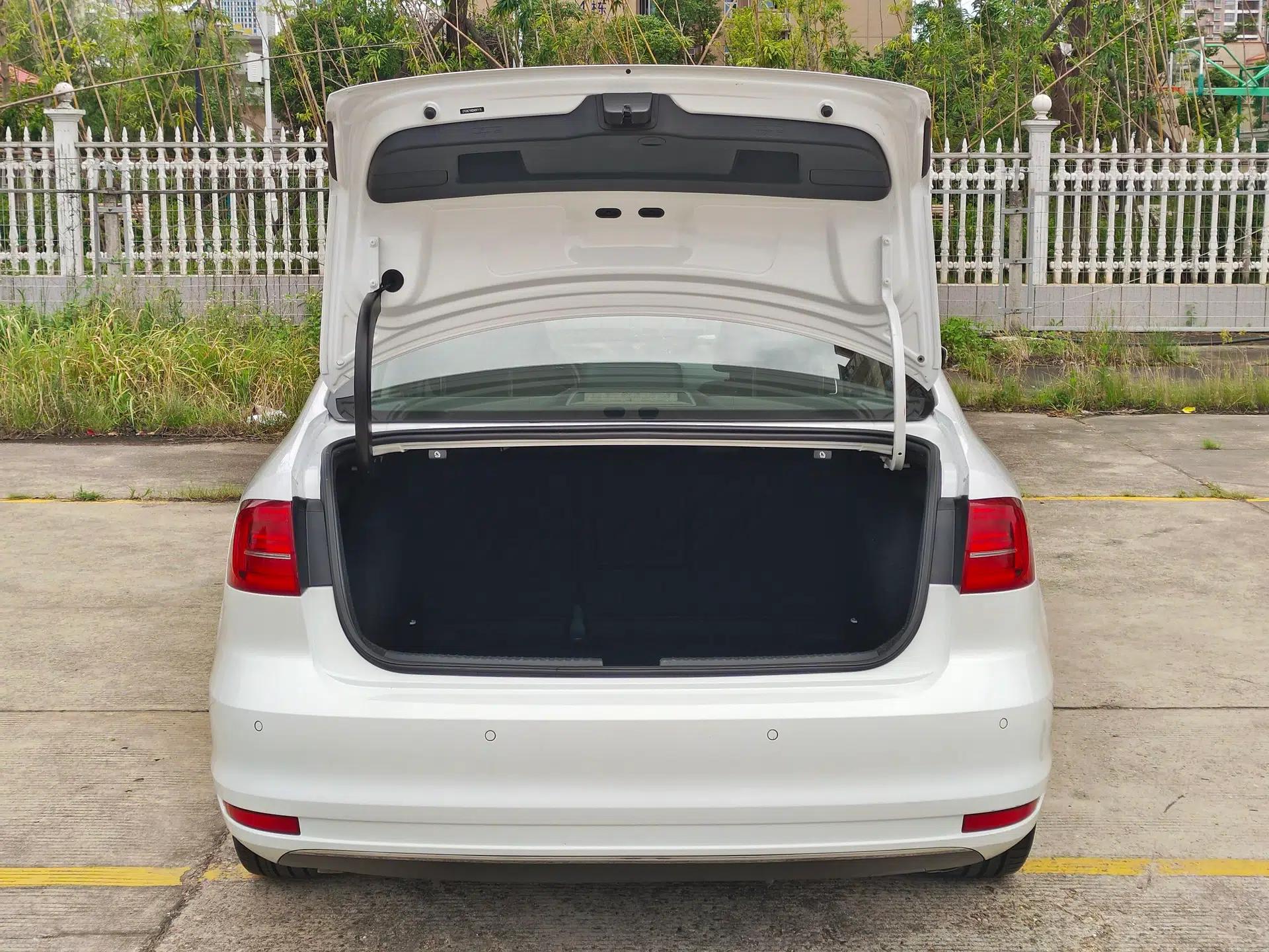 Volkswagen Sagitar 2015 1.6L Automatic Comfort Model — миниатюра 23