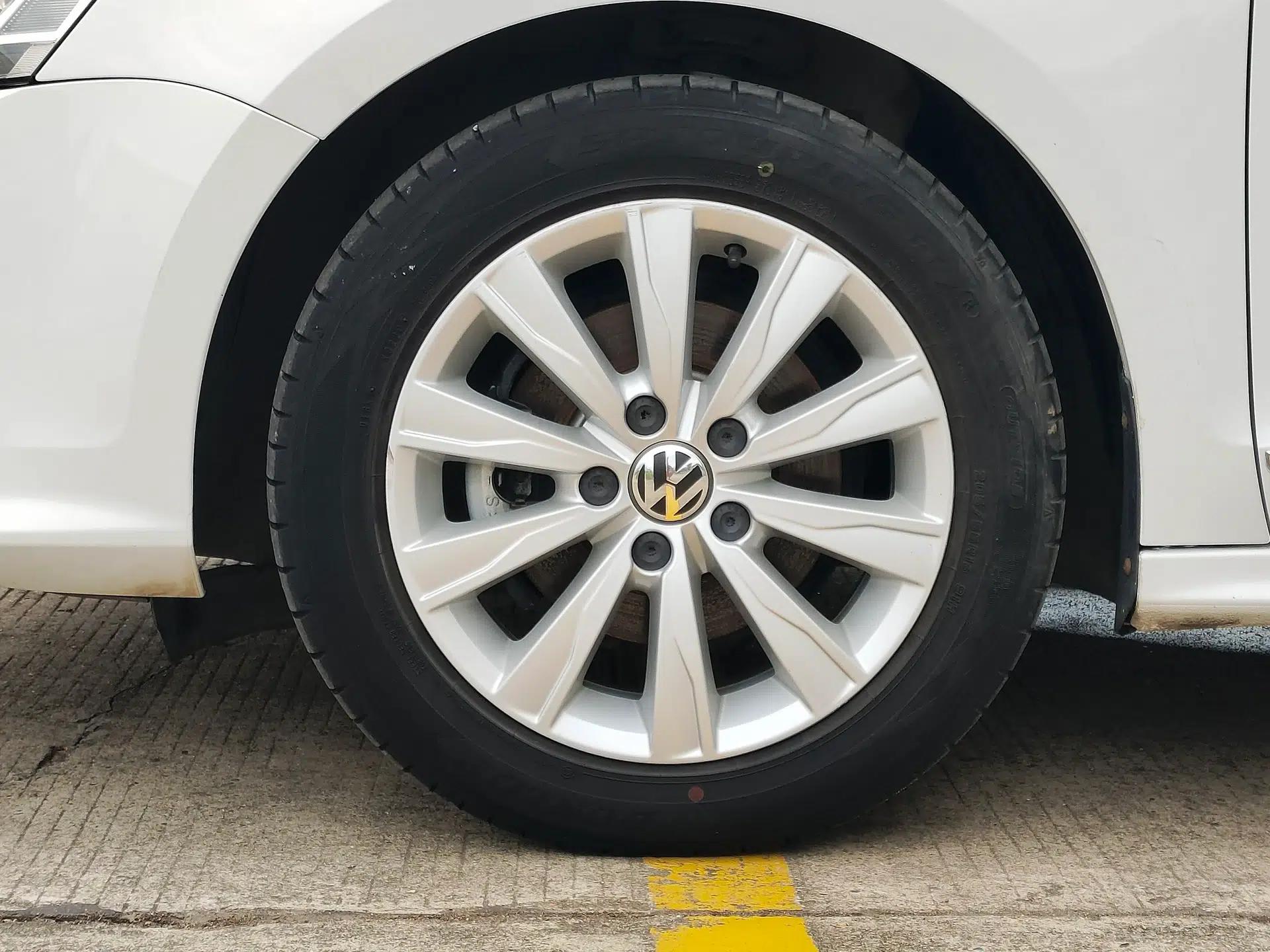 Volkswagen Sagitar 2015 1.6L Automatic Comfort Model — миниатюра 25