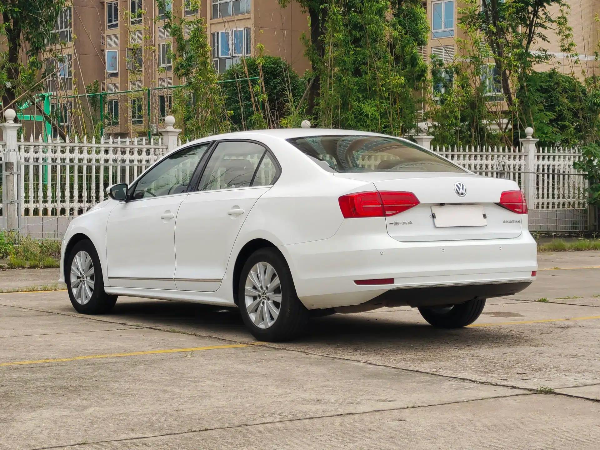 Volkswagen Sagitar 2015 1.6L Automatic Comfort Model — миниатюра 5