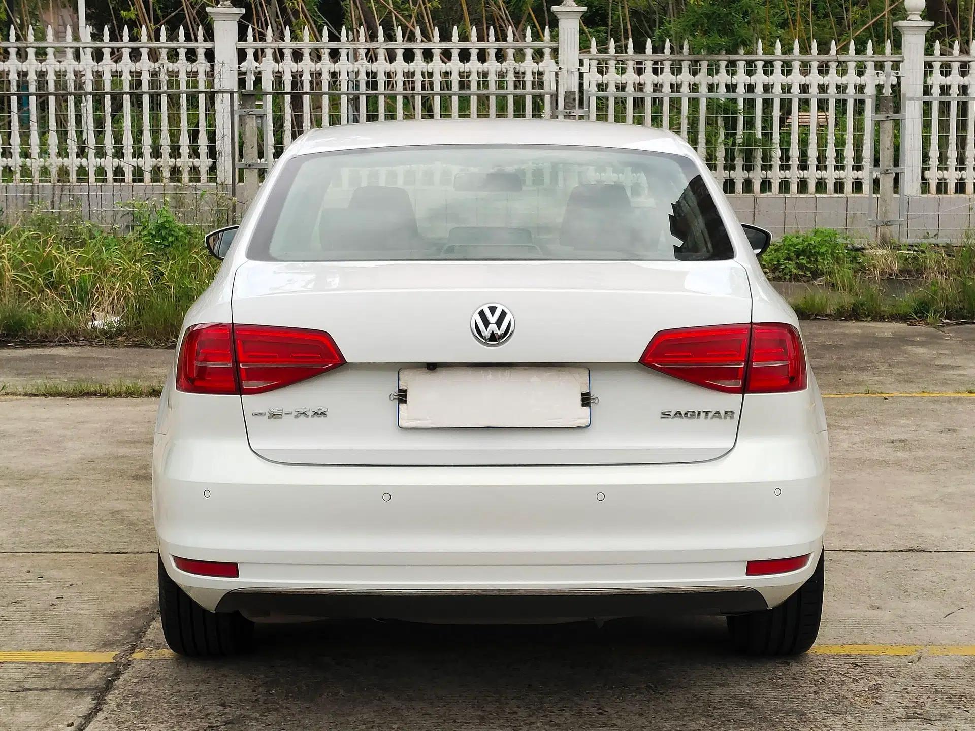 Volkswagen Sagitar 2015 1.6L Automatic Comfort Model — миниатюра 6