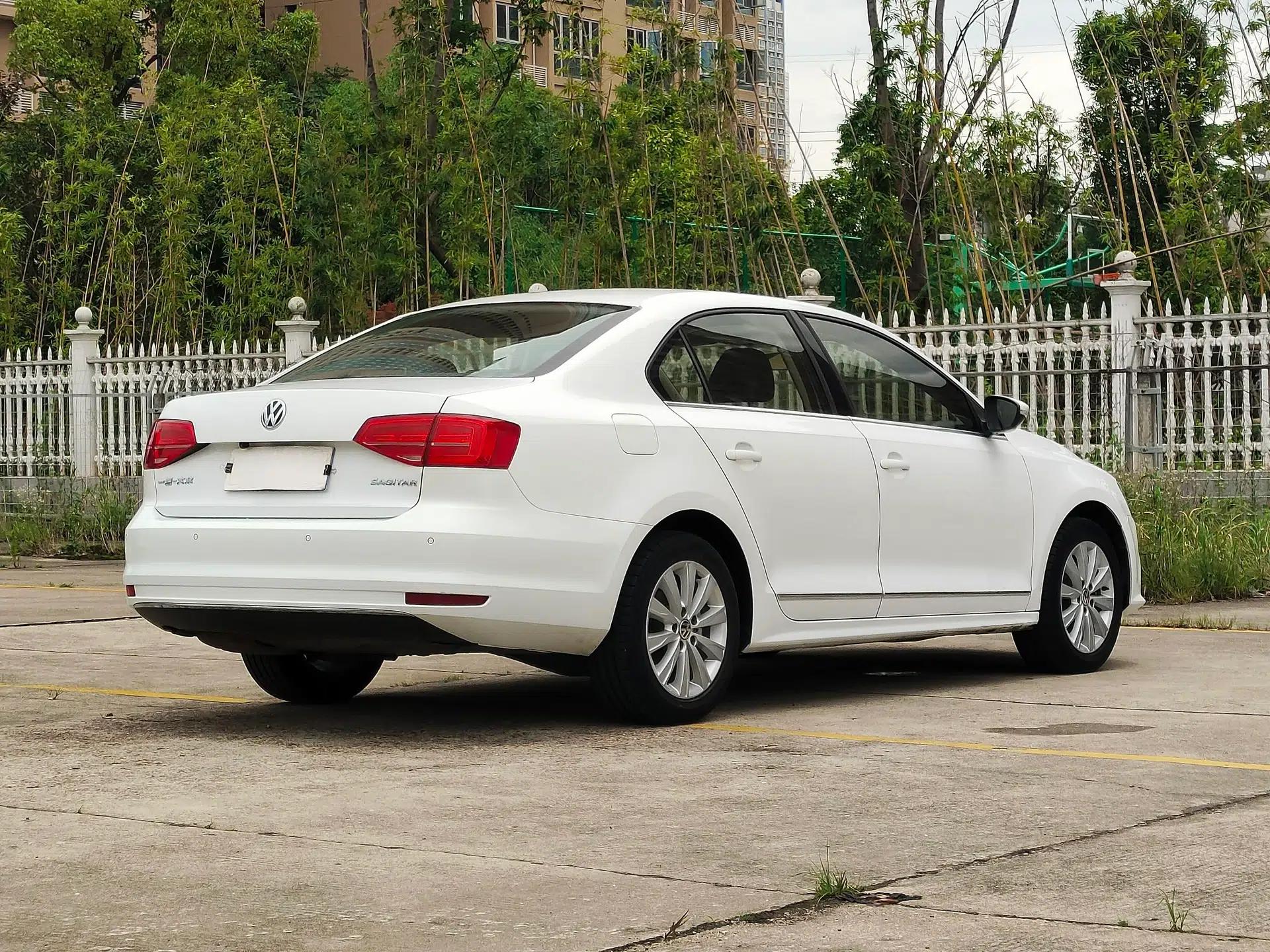 Volkswagen Sagitar 2015 1.6L Automatic Comfort Model — миниатюра 7