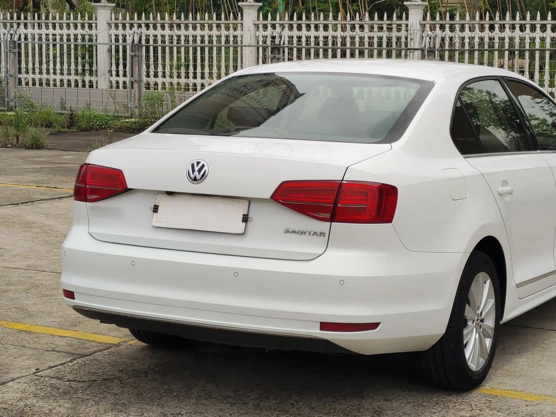 Volkswagen Sagitar 2015 1.6L Automatic Comfort Model — миниатюра 8