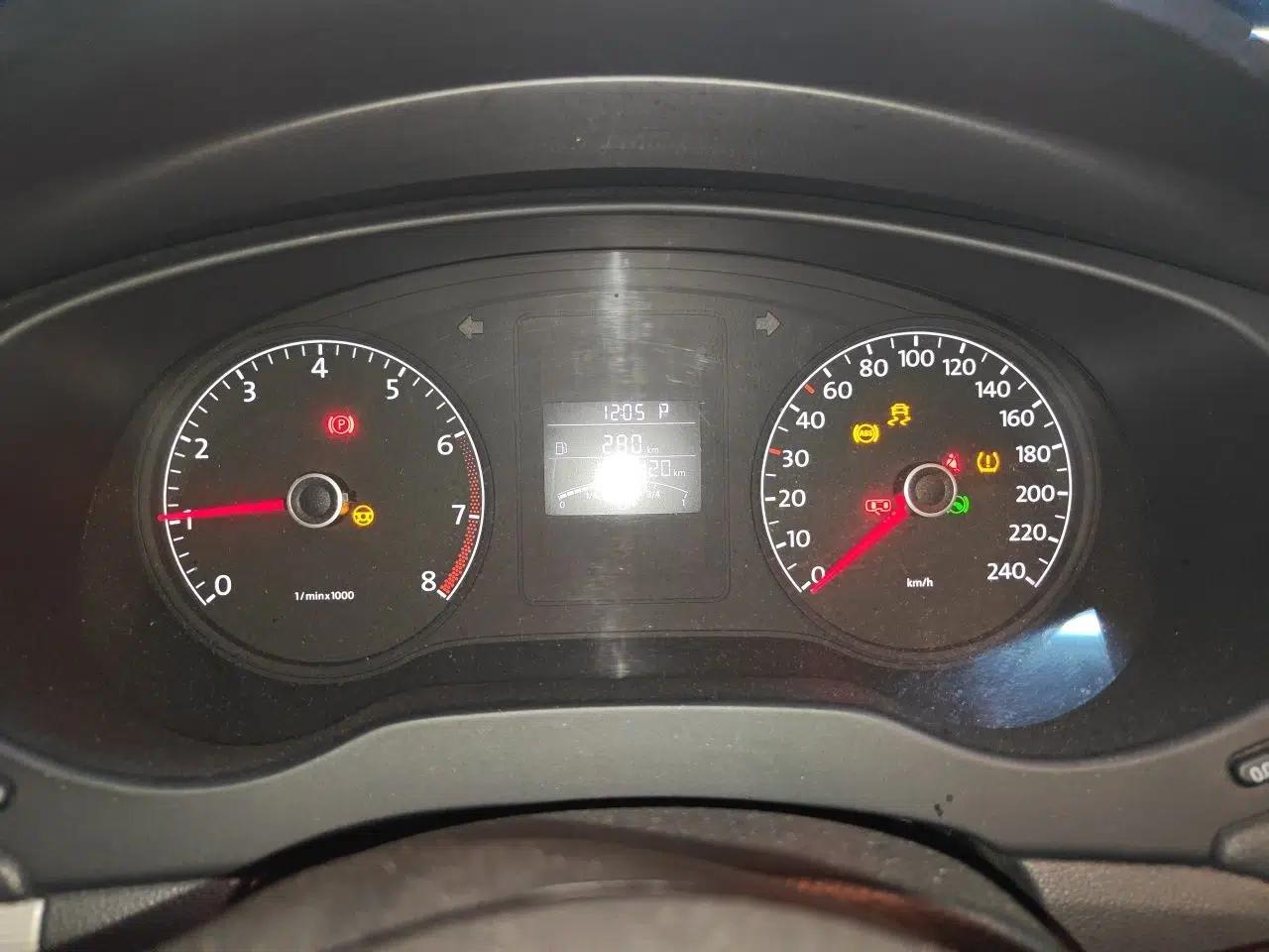 Volkswagen Sagitar 2012 1.6L Automatic Comfort Edition — миниатюра 11