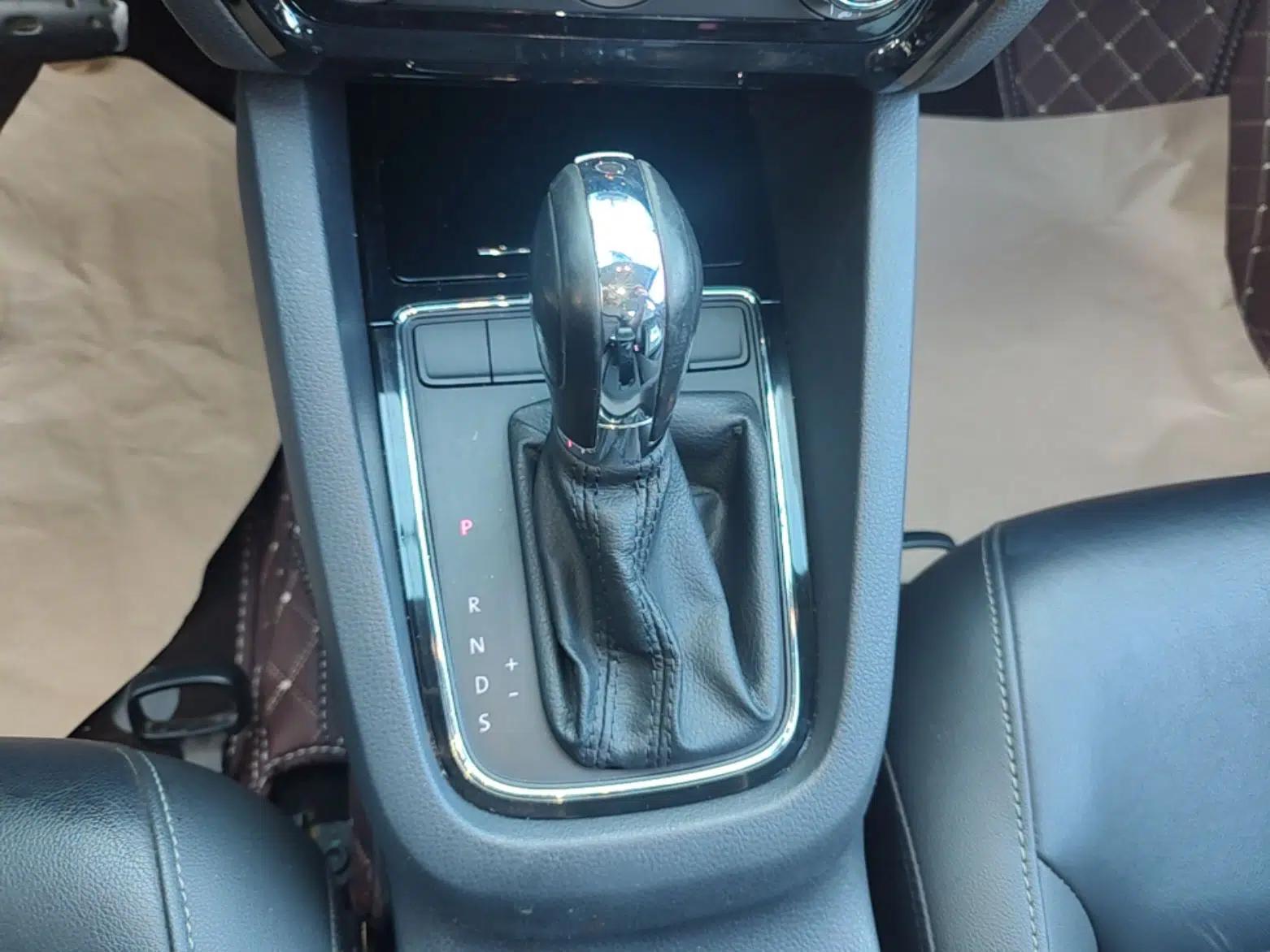 Volkswagen Sagitar 2015 1.6L Automatic Comfort Model — миниатюра 16