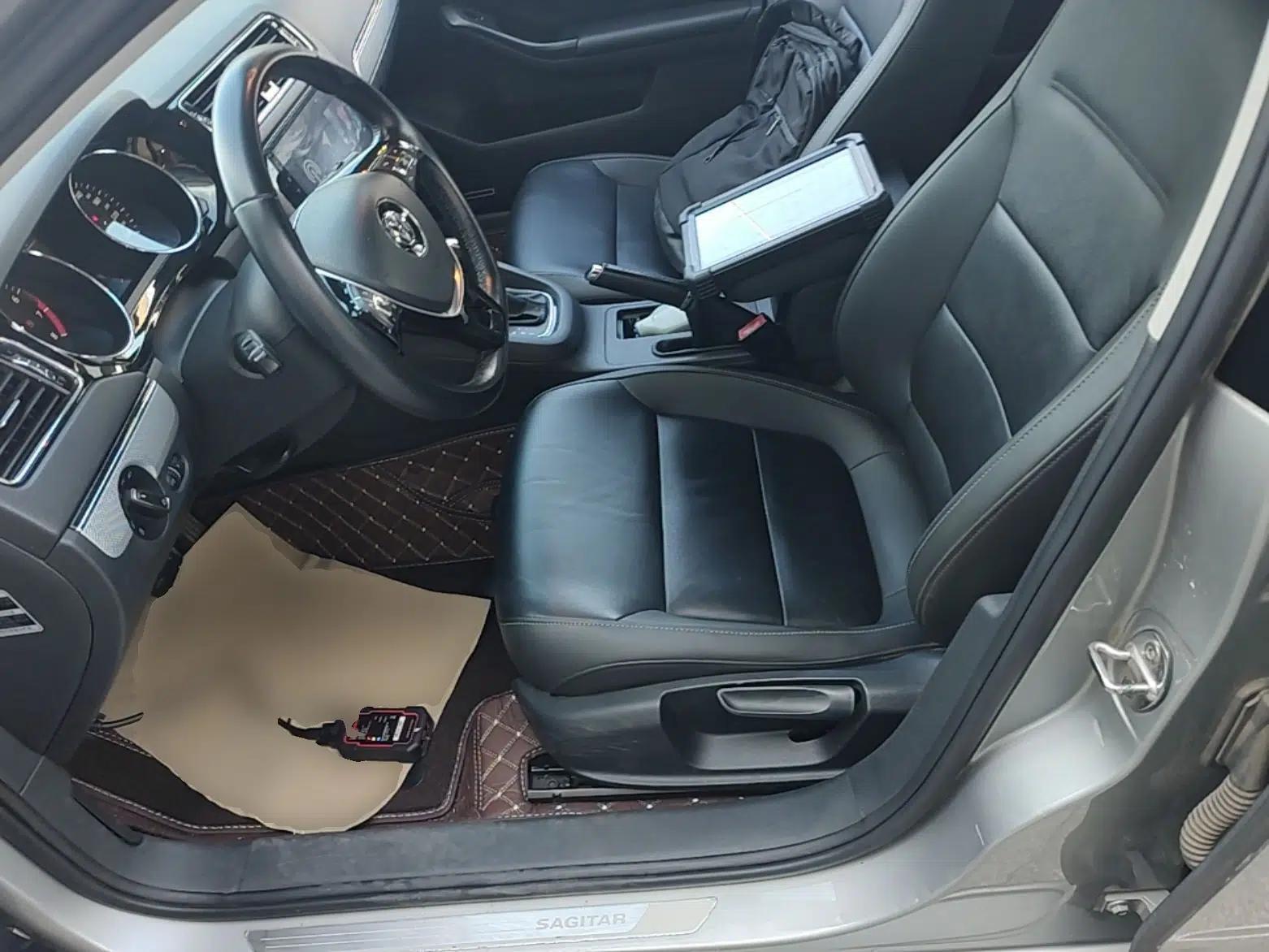 Volkswagen Sagitar 2015 1.6L Automatic Comfort Model — миниатюра 17