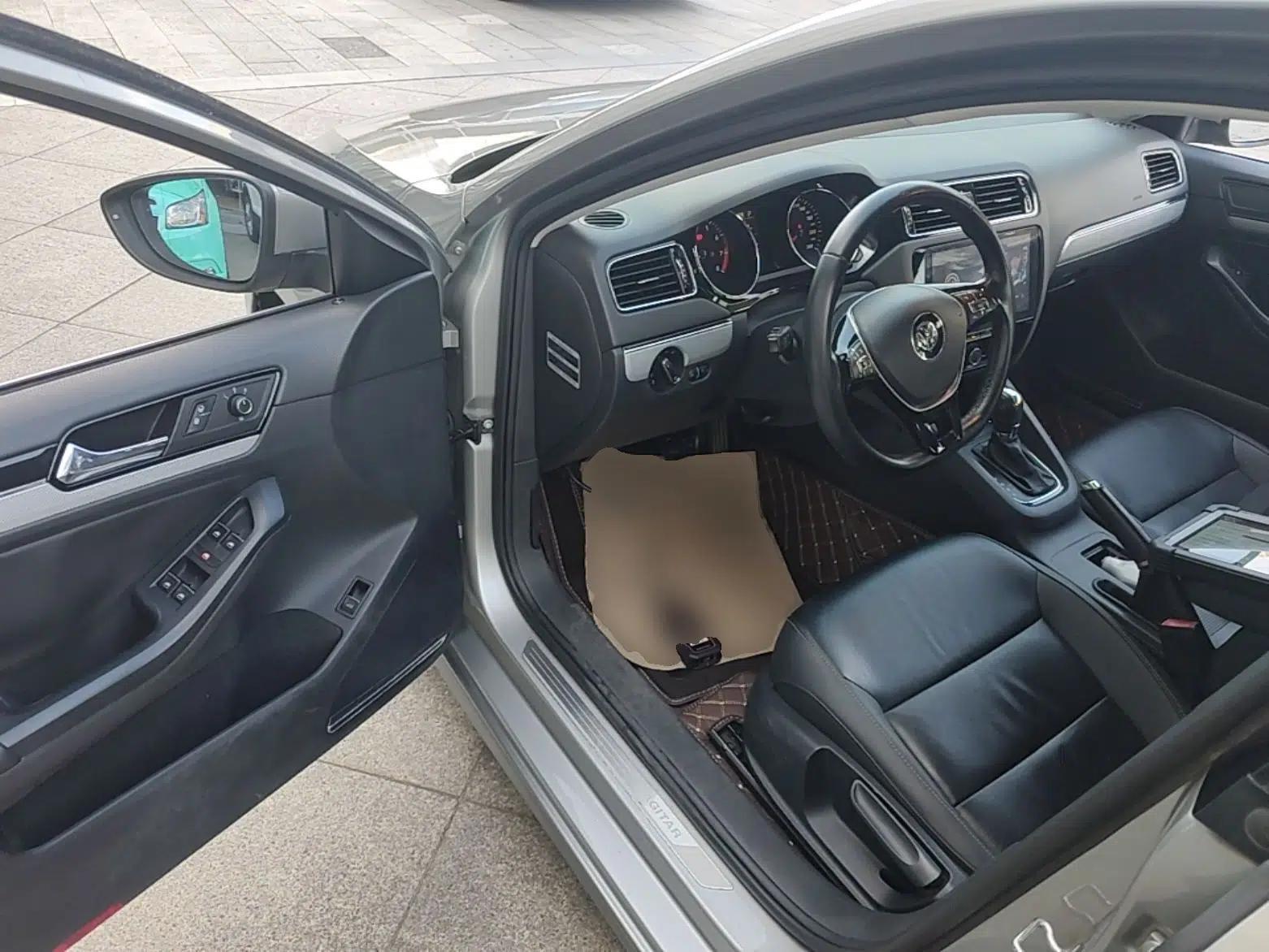 Volkswagen Sagitar 2015 1.6L Automatic Comfort Model — миниатюра 18