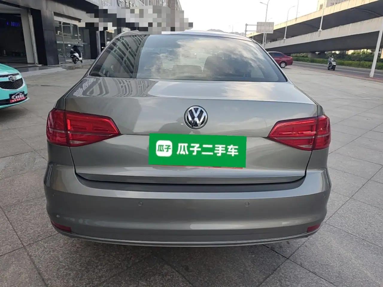 Volkswagen Sagitar 2015 1.6L Automatic Comfort Model — миниатюра 5
