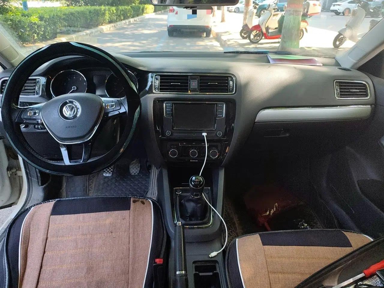 Volkswagen Sagitar 2017 1.6L Manual Comfort Model — миниатюра 9