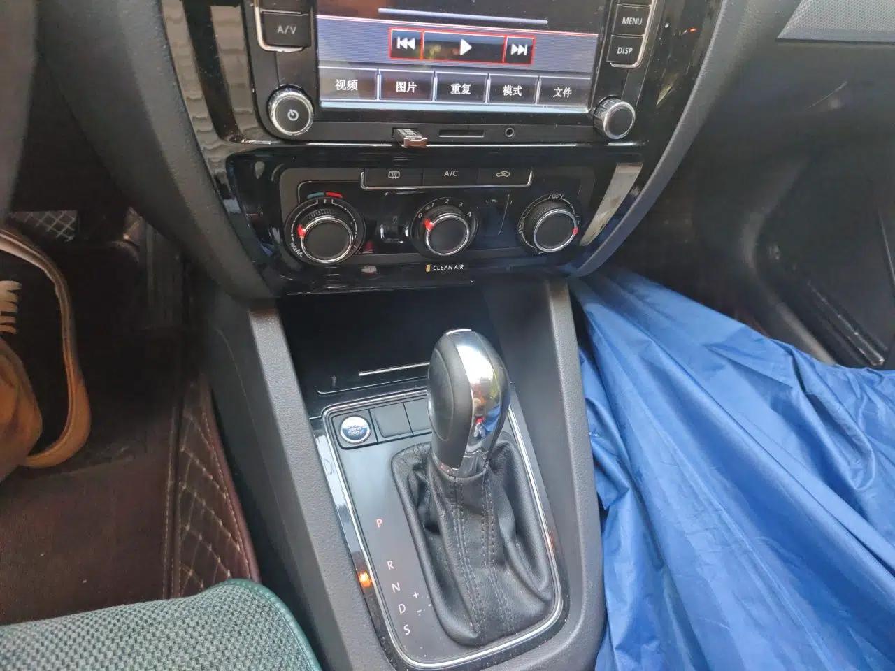 Volkswagen Sagitar 2017 1.6L Automatic Comfort Model — миниатюра 14