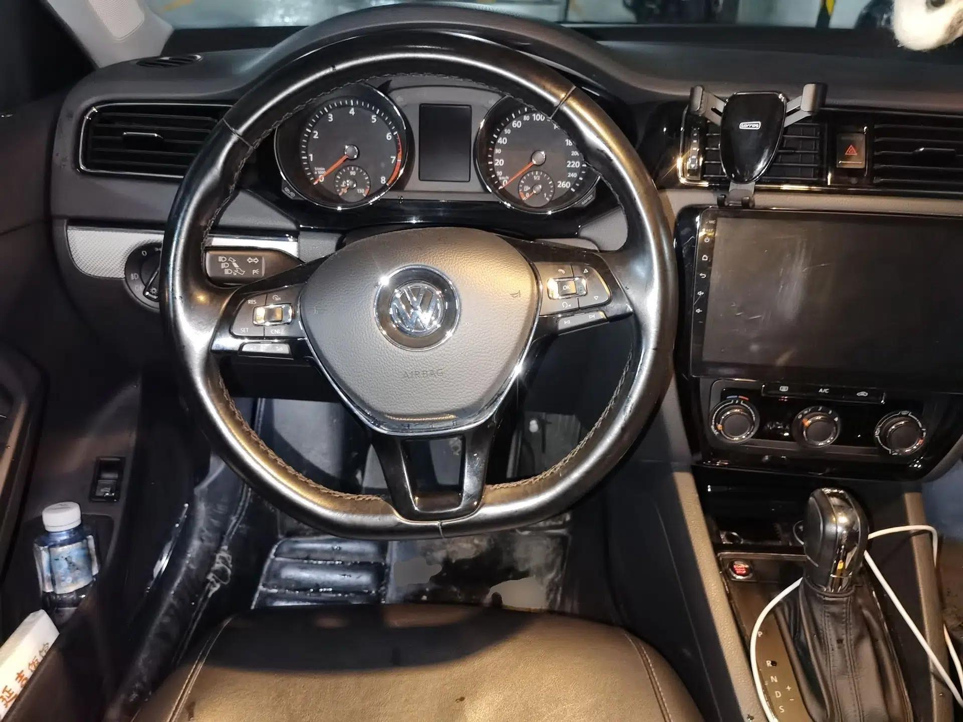 Volkswagen Sagitar 2017 230TSI Automatic Comfort Version — миниатюра 10