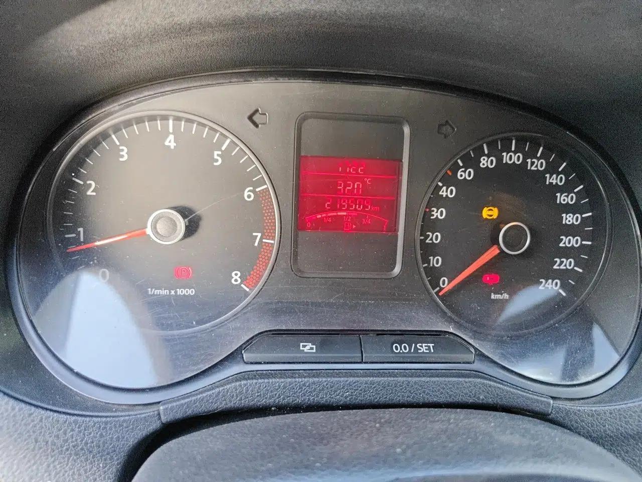 Volkswagen Polo 2011 1.4L Manual ZhiLe Edition — миниатюра 11