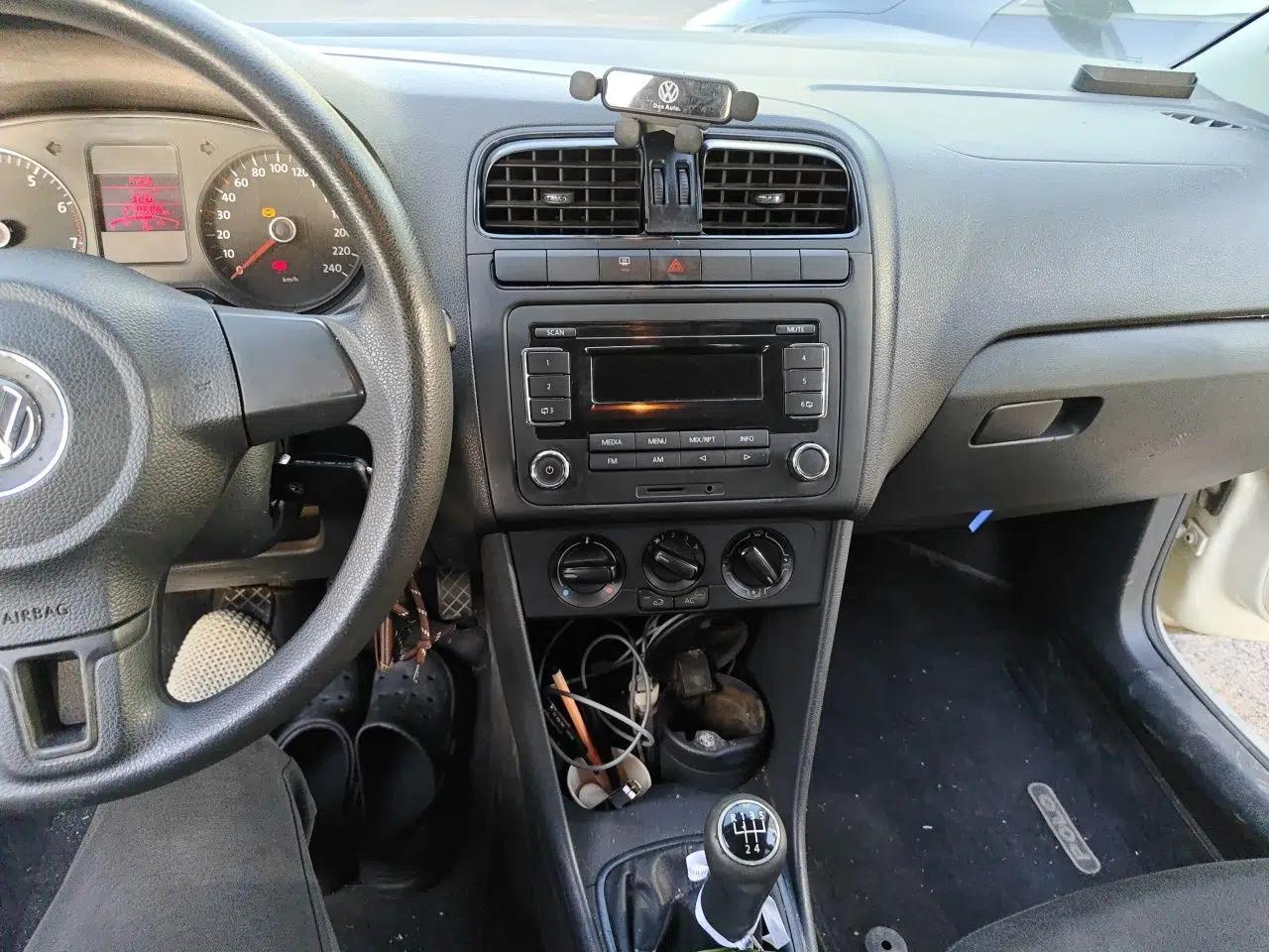 Volkswagen Polo 2011 1.4L Manual ZhiLe Edition — миниатюра 13