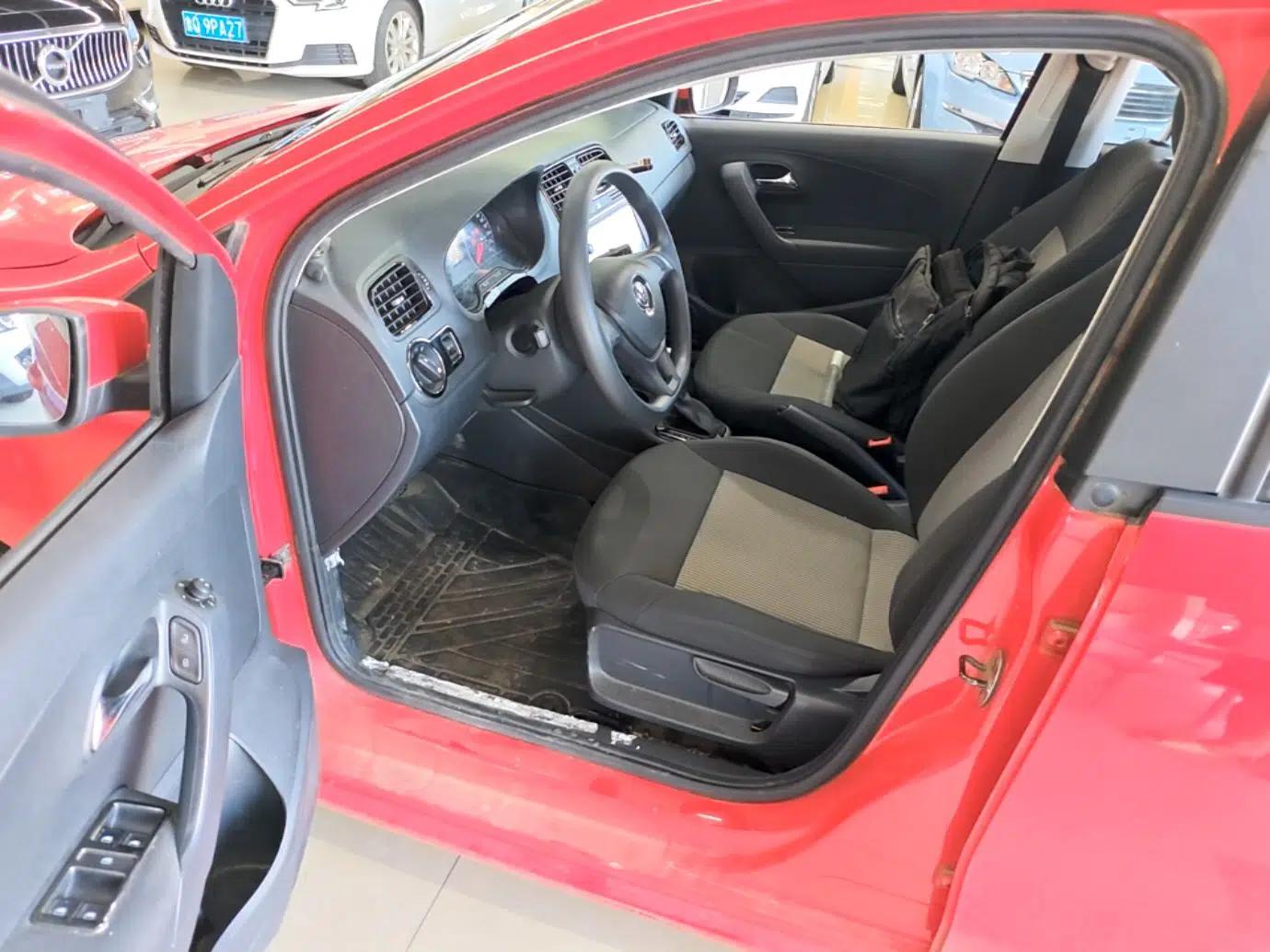 Volkswagen Polo 2016 1.4L Automatic Trendy Model — миниатюра 18
