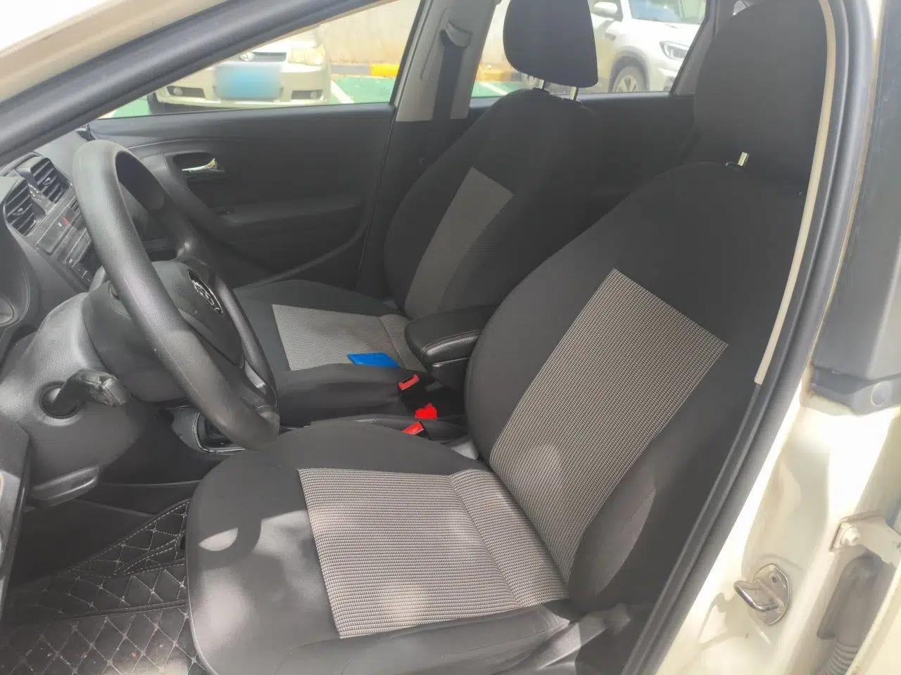 Volkswagen Polo 2016 1.4L Automatic Trendy Model — миниатюра 12