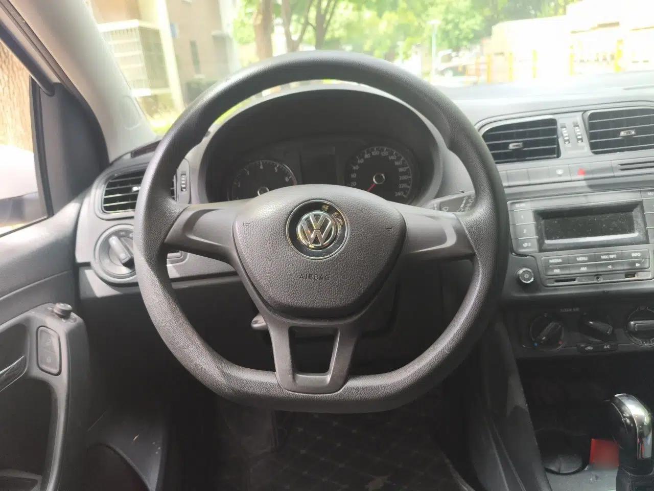 Volkswagen Polo 2016 1.4L Automatic Trendy Model — миниатюра 7
