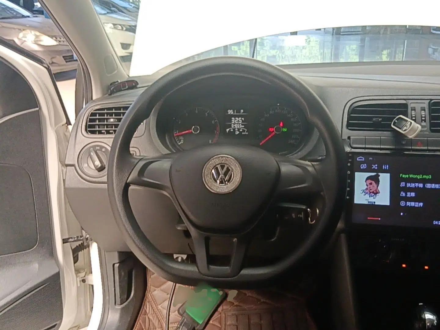 Volkswagen Polo 2016 1.4L Automatic Trendy Model — миниатюра 13