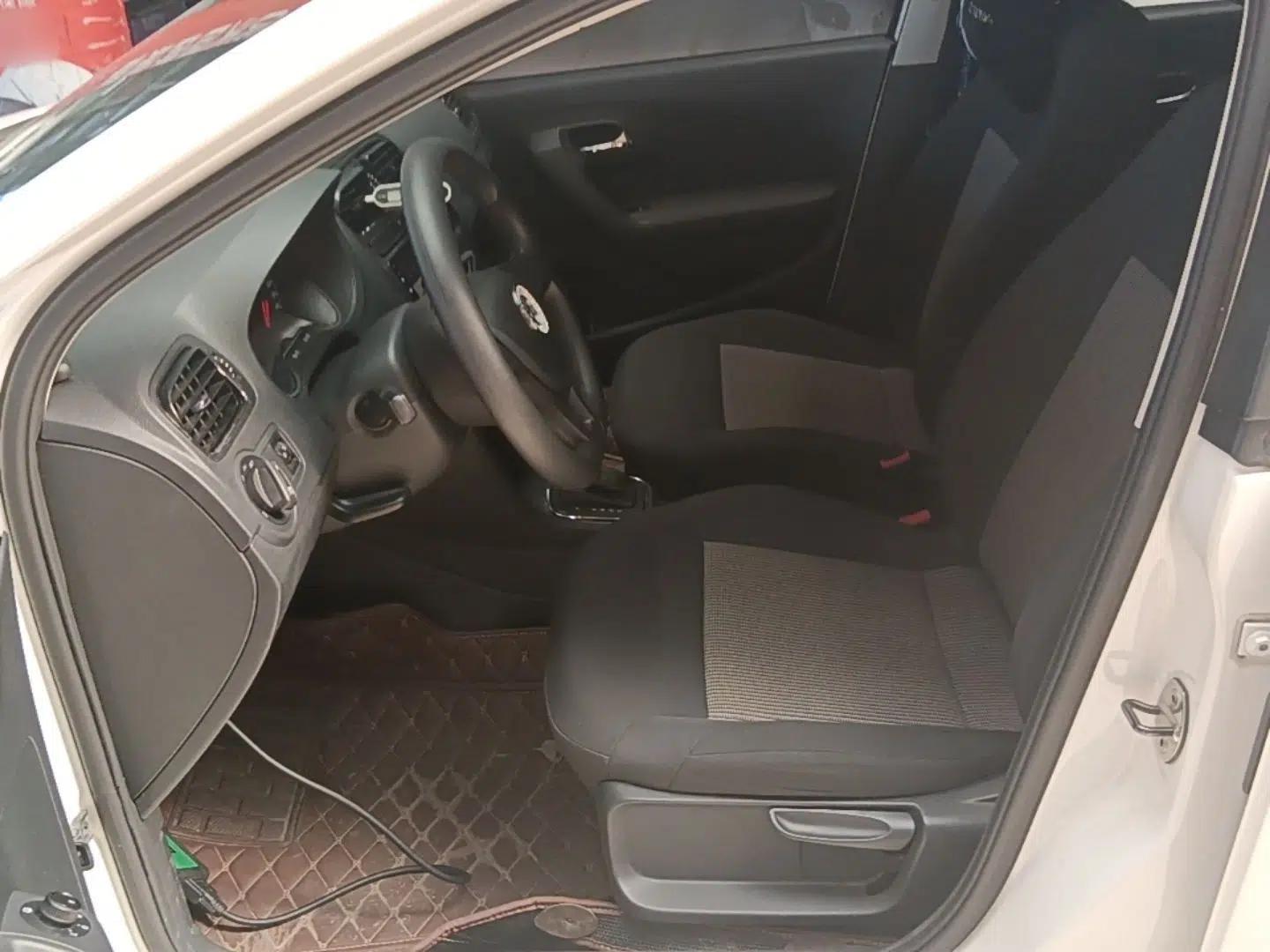 Volkswagen Polo 2016 1.4L Automatic Trendy Model — миниатюра 17