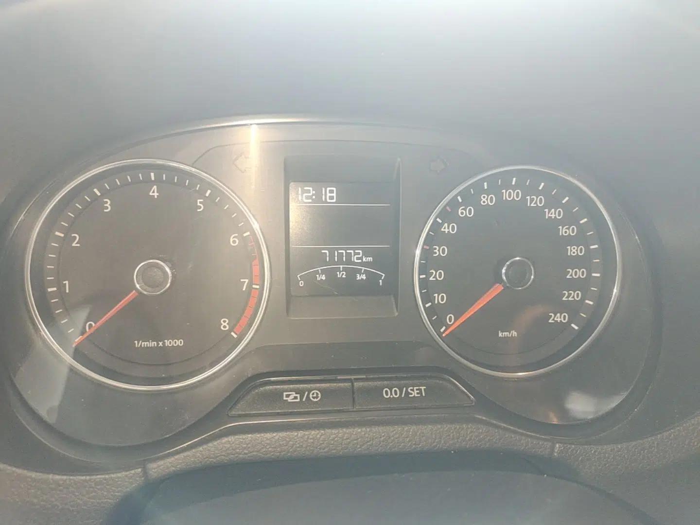 Volkswagen Polo 2014 1.6L Automatic Comfort Edition — миниатюра 14