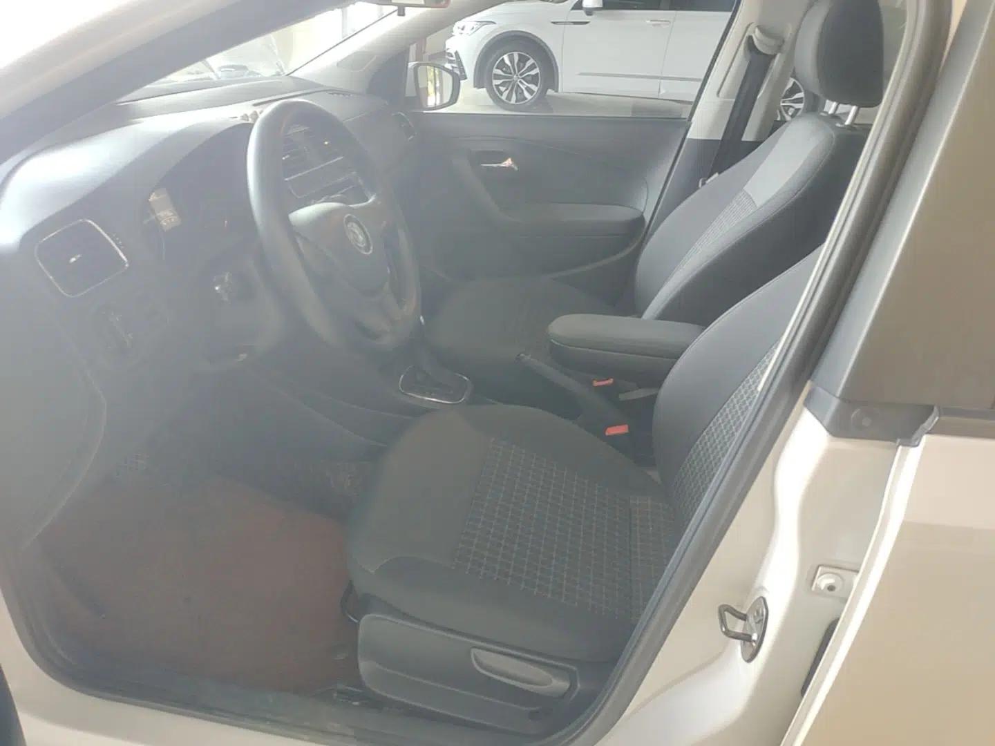Volkswagen Polo 2014 1.6L Automatic Comfort Edition — миниатюра 17