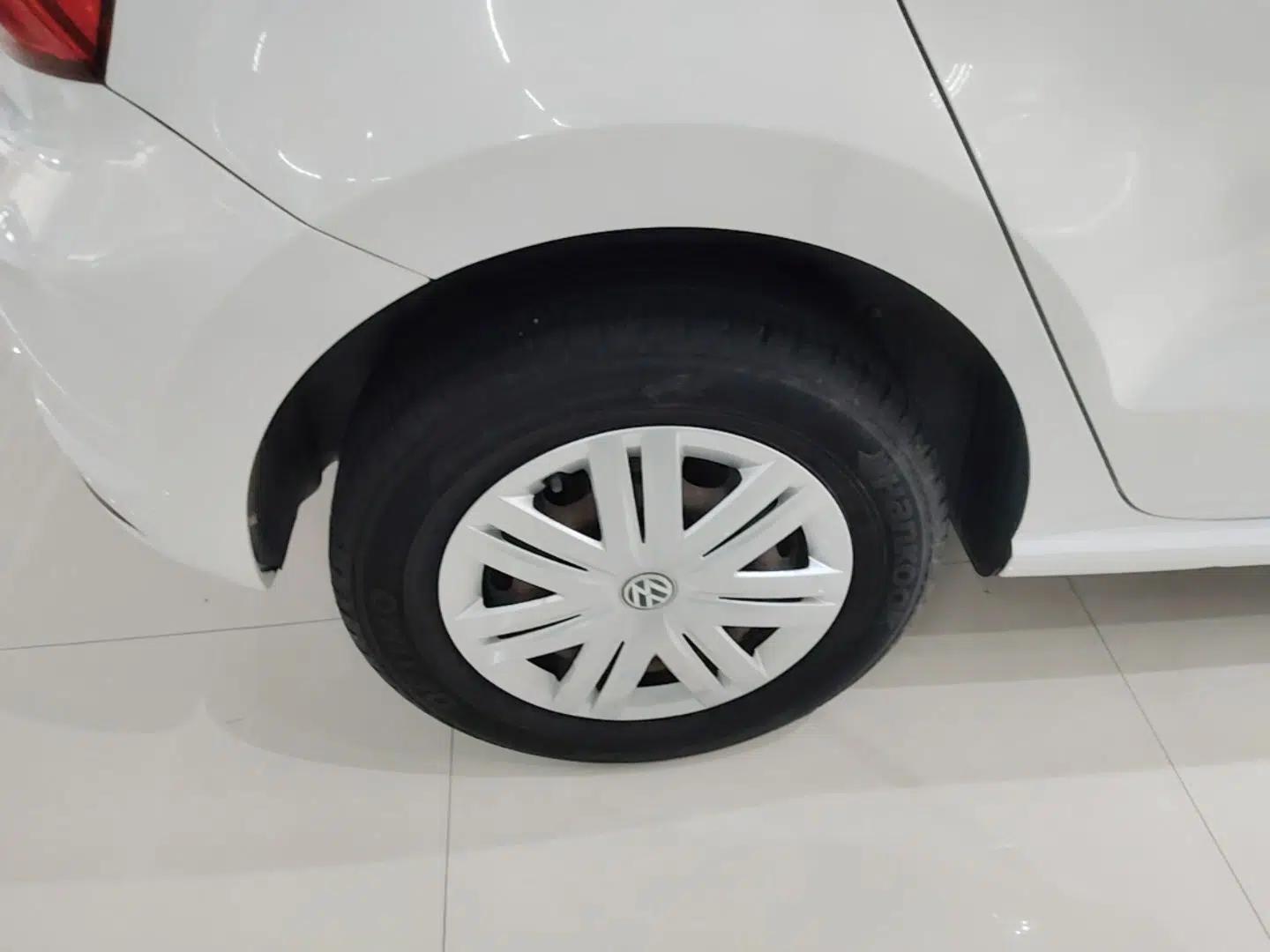 Volkswagen Polo 2014 1.4L Manual Fashion Edition — миниатюра 11