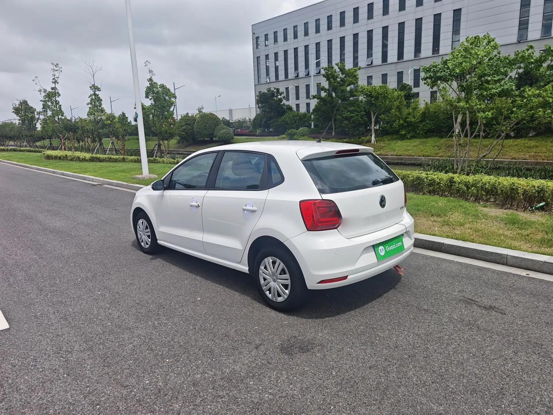 Volkswagen Polo 2014 1.4L Manual Fashion Edition — миниатюра 17