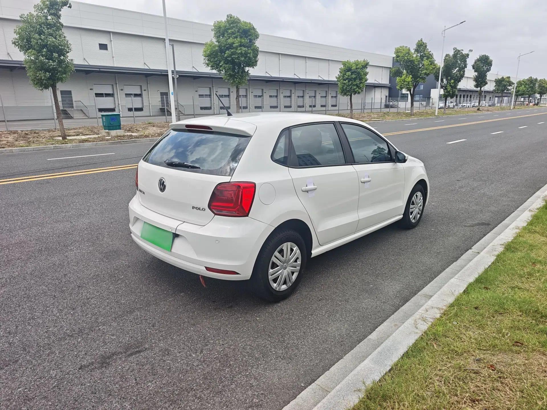 Volkswagen Polo 2014 1.4L Manual Fashion Edition — миниатюра 19