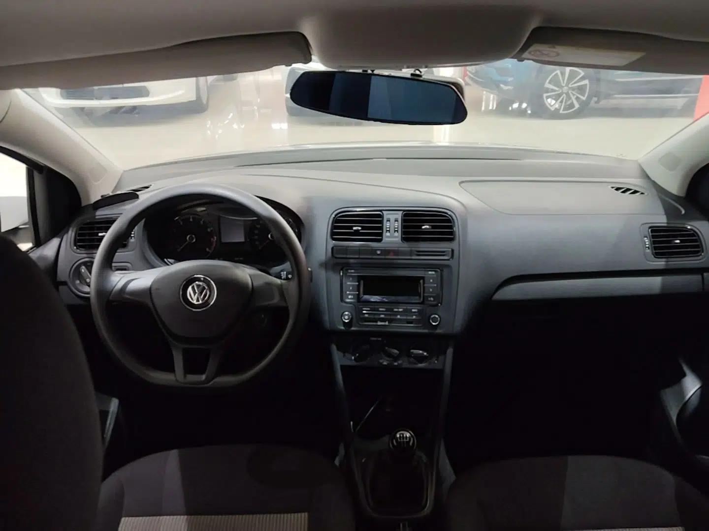 Volkswagen Polo 2014 1.4L Manual Fashion Edition — миниатюра 20