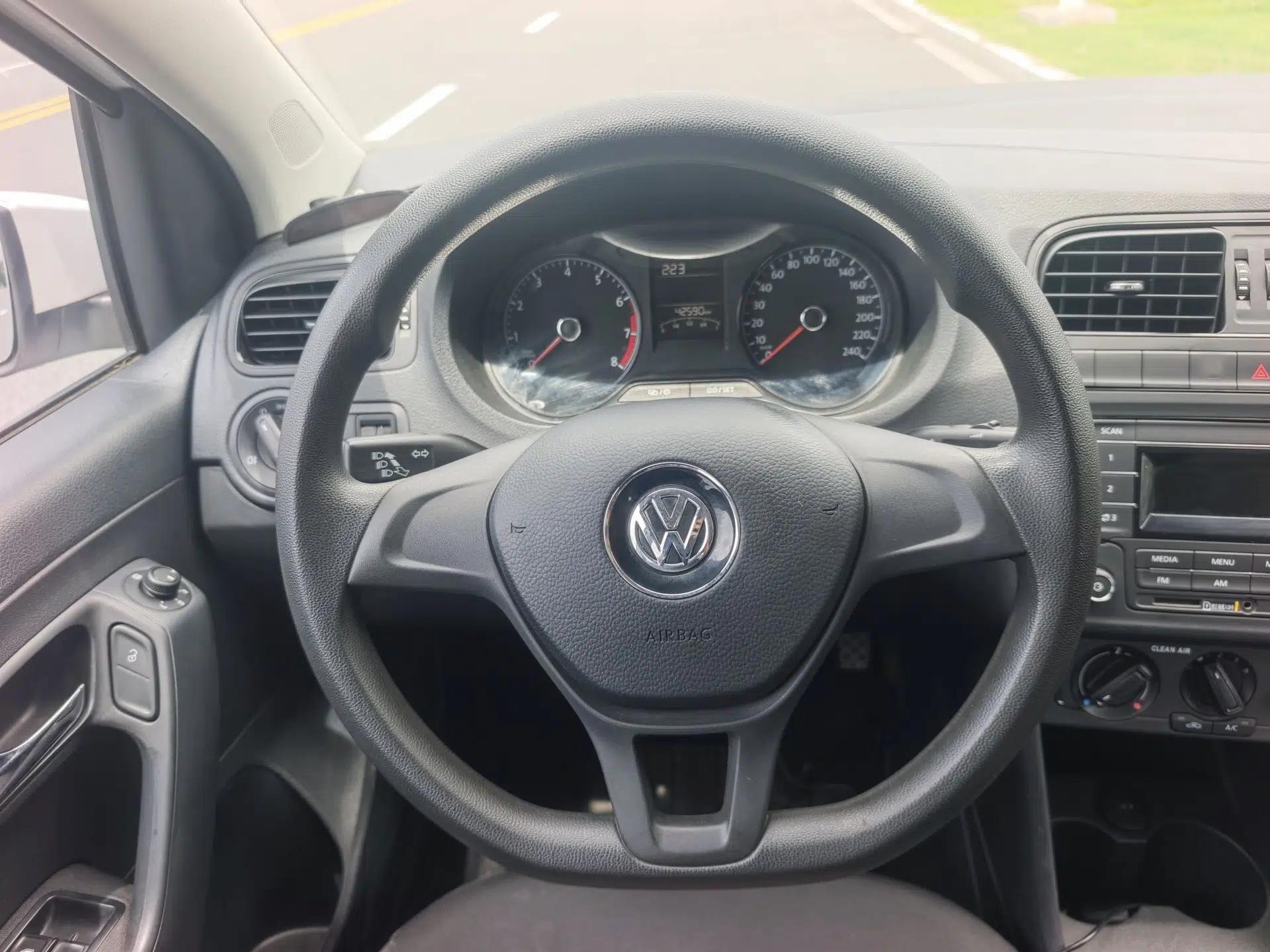 Volkswagen Polo 2014 1.4L Manual Fashion Edition — миниатюра 21