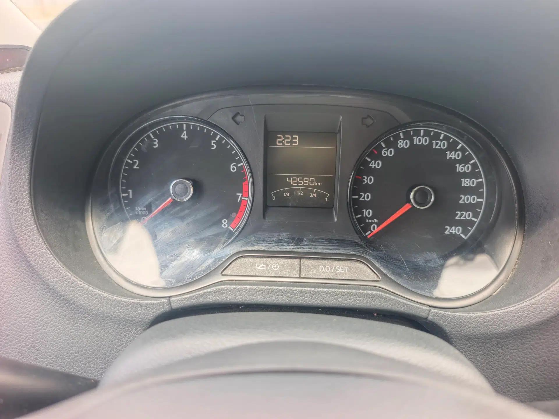 Volkswagen Polo 2014 1.4L Manual Fashion Edition — миниатюра 23