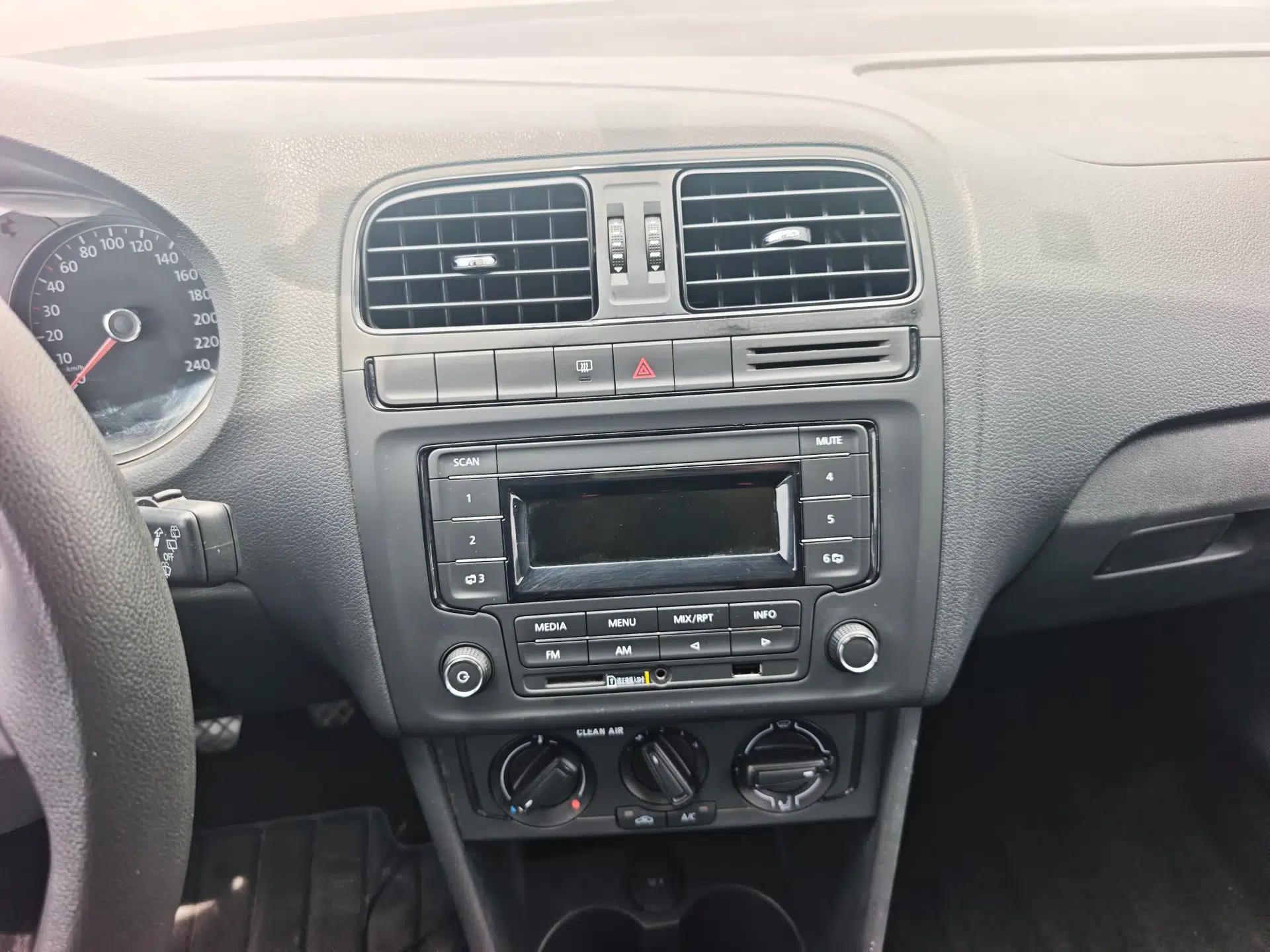 Volkswagen Polo 2014 1.4L Manual Fashion Edition — миниатюра 24
