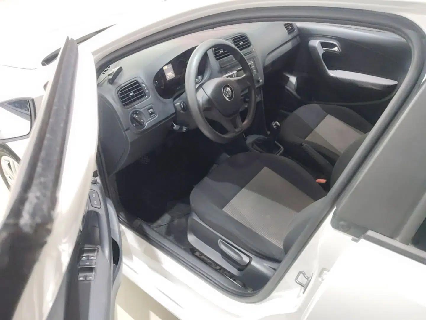 Volkswagen Polo 2014 1.4L Manual Fashion Edition — миниатюра 27