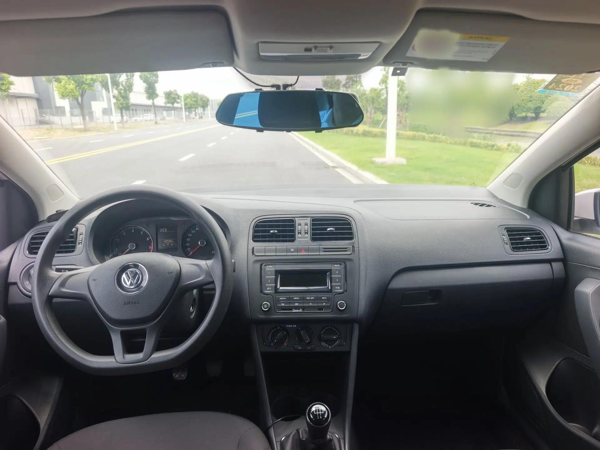 Volkswagen Polo 2014 1.4L Manual Fashion Edition — миниатюра 35