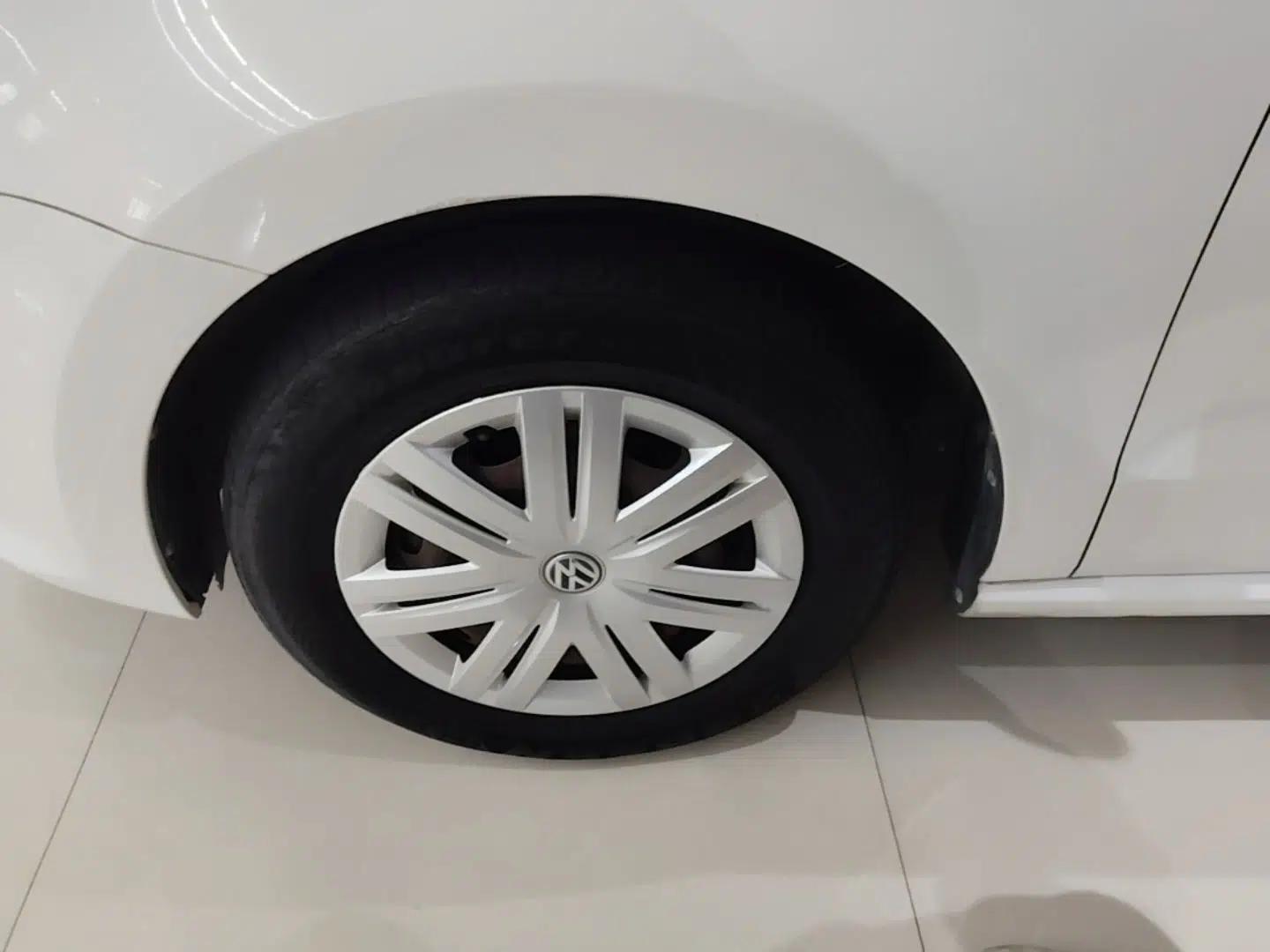 Volkswagen Polo 2014 1.4L Manual Fashion Edition — миниатюра 10
