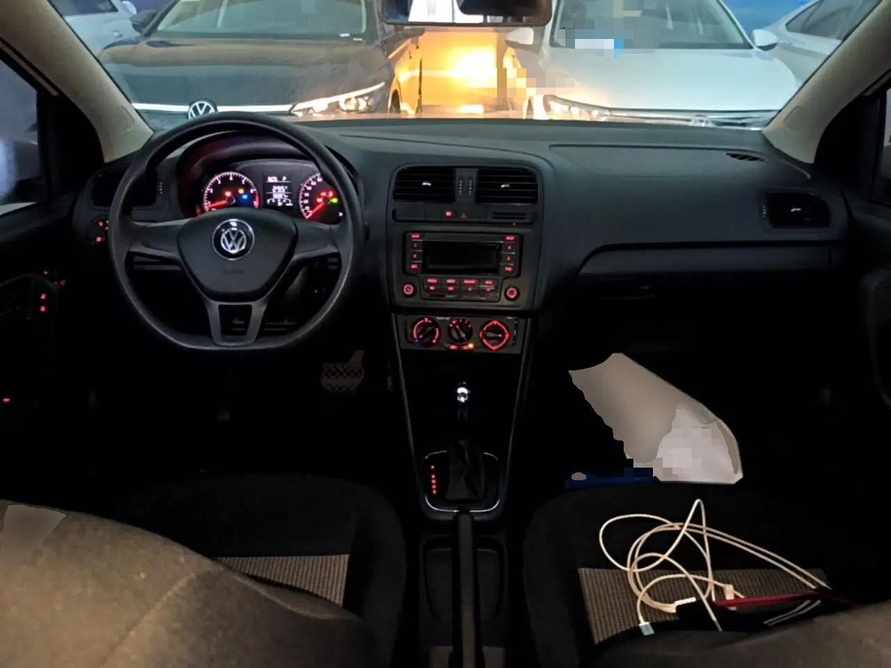 Volkswagen Polo 2016 1.4L Automatic Trendy Model — миниатюра 12