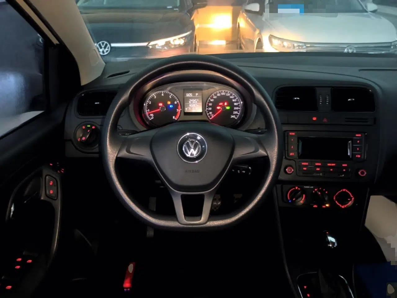 Volkswagen Polo 2016 1.4L Automatic Trendy Model — миниатюра 13
