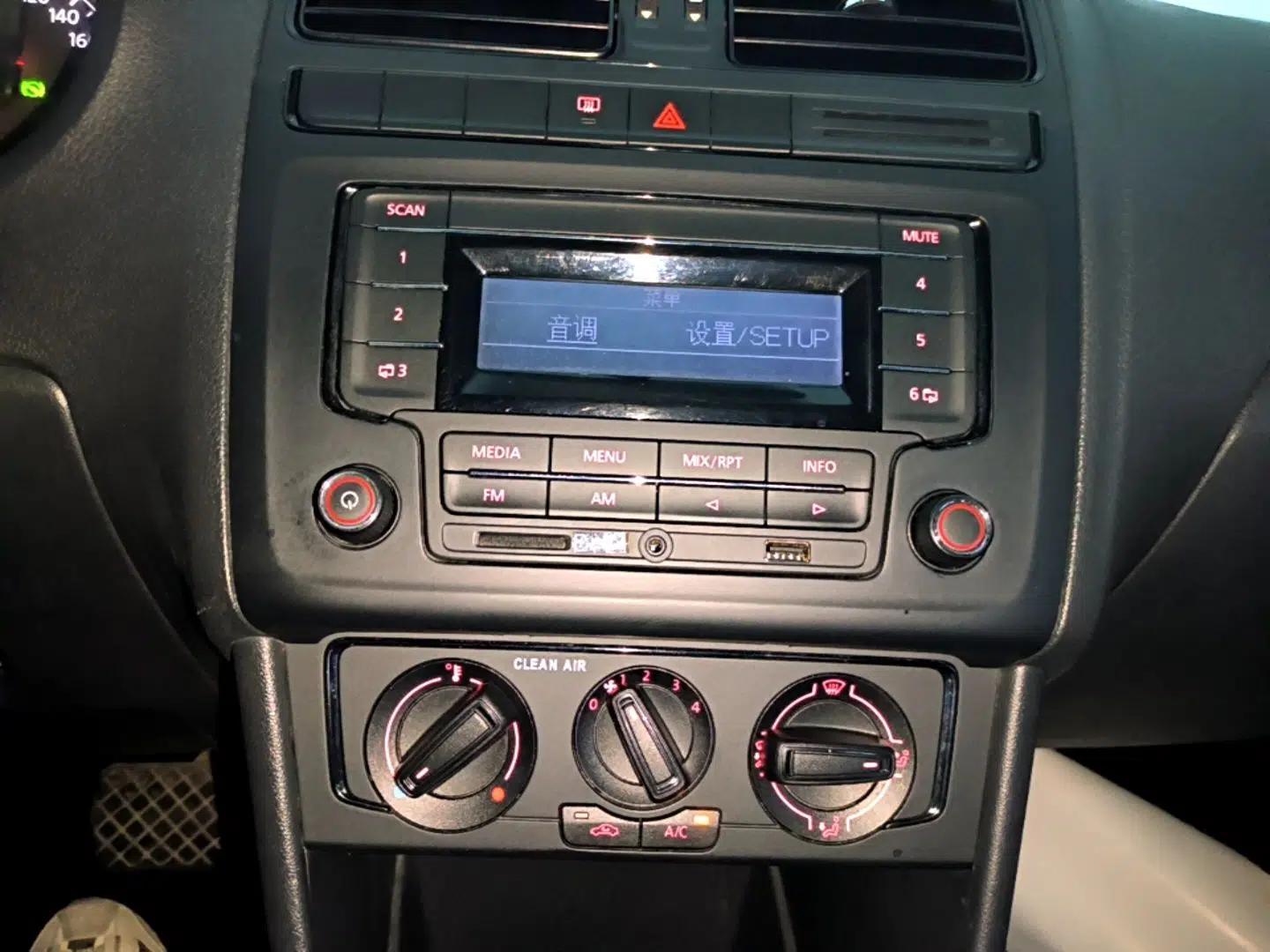 Volkswagen Polo 2016 1.4L Automatic Trendy Model — миниатюра 15