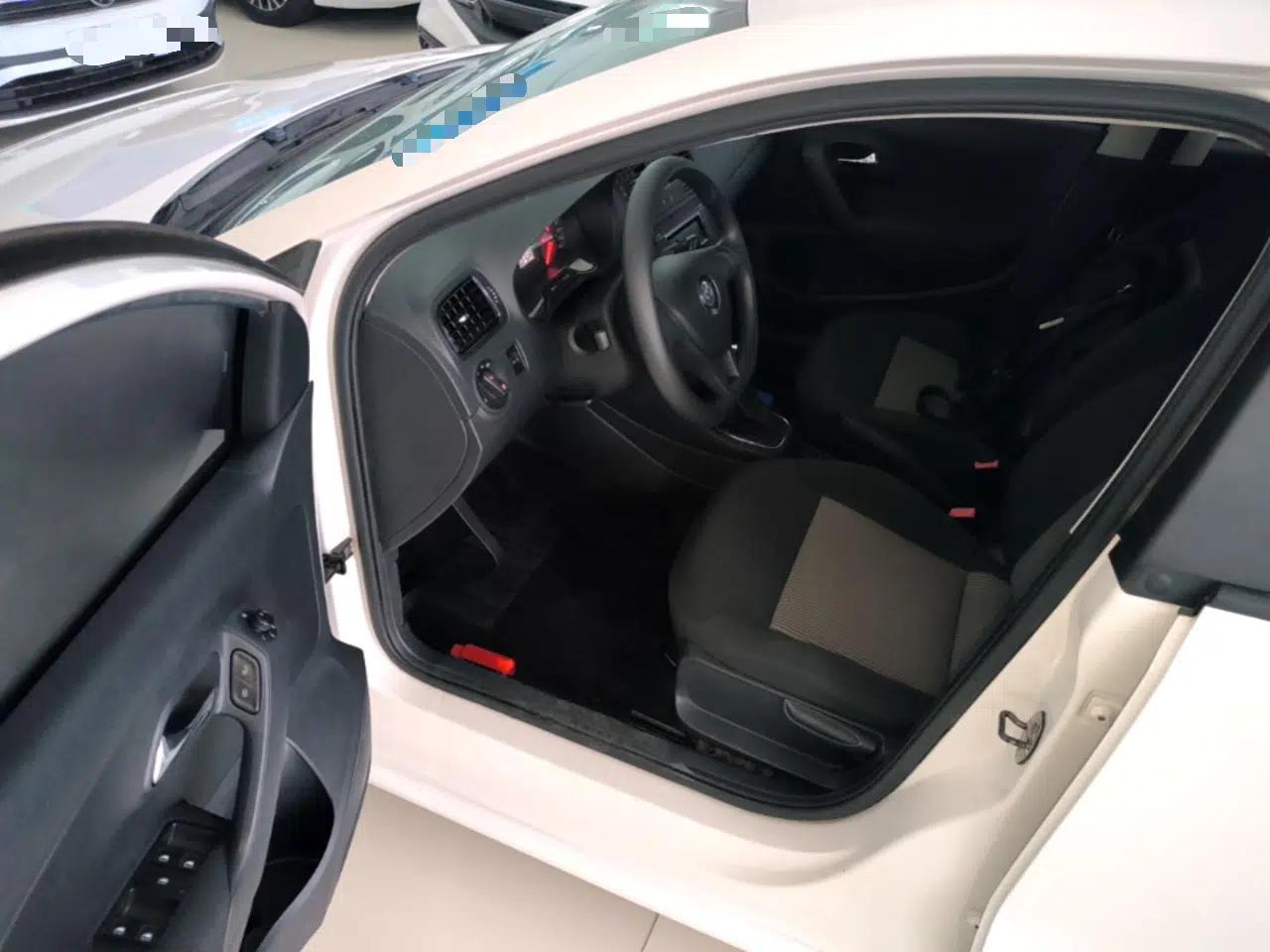Volkswagen Polo 2016 1.4L Automatic Trendy Model — миниатюра 18