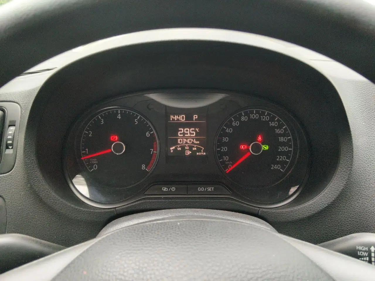 Volkswagen Polo 2016 1.4L Automatic Trendy Model — миниатюра 11