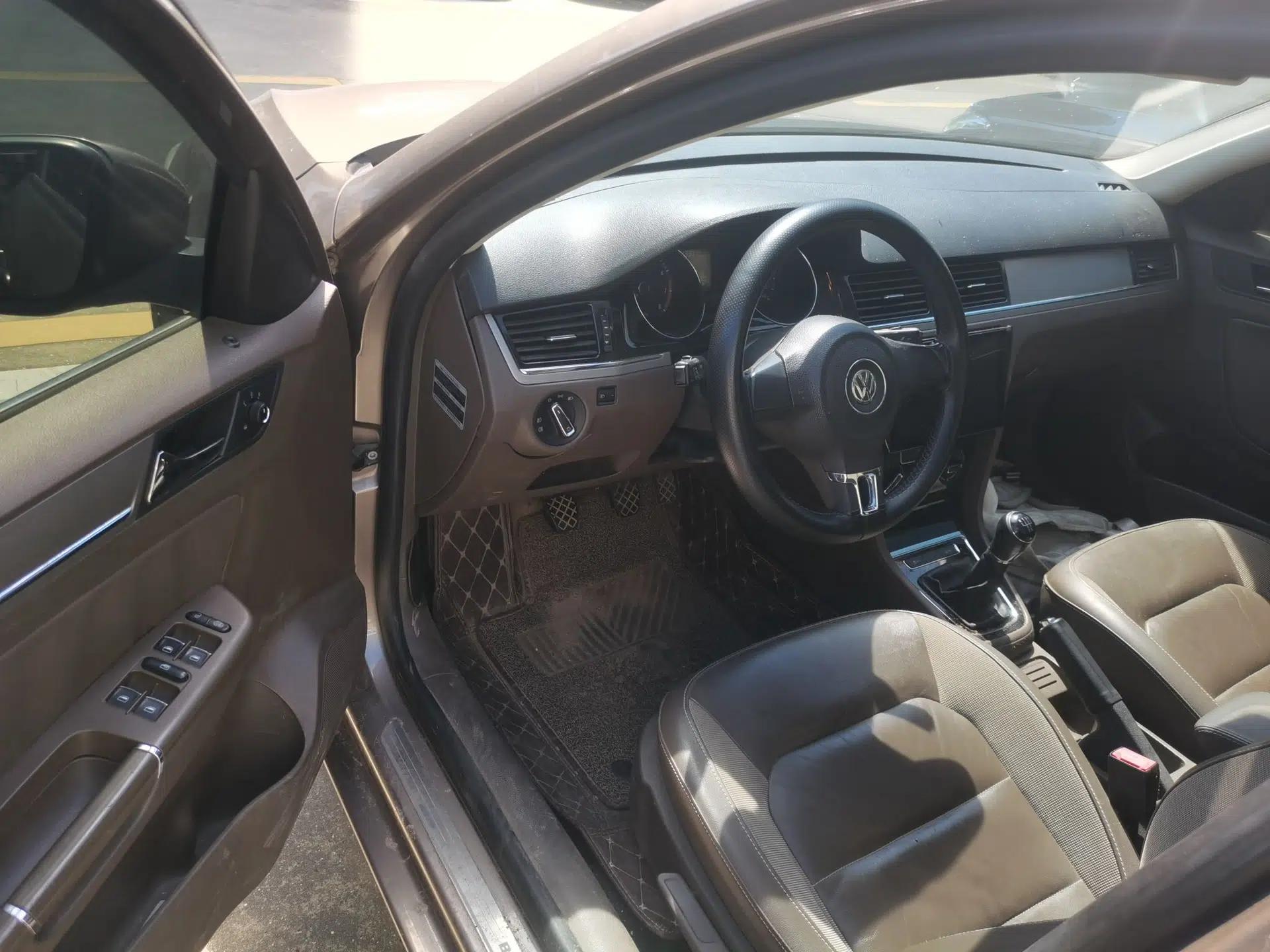 Volkswagen Bora 2014 1.6L Manual Comfort Model — миниатюра 16