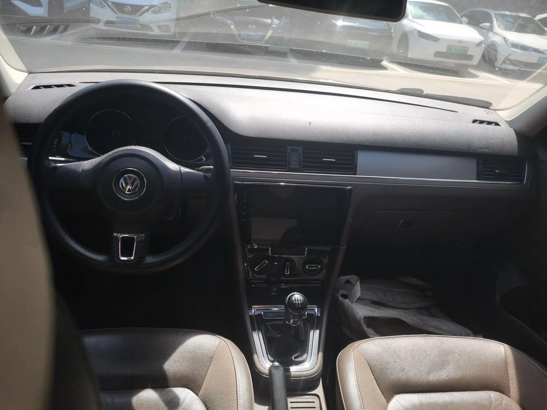 Volkswagen Bora 2014 1.6L Manual Comfort Model — миниатюра 9