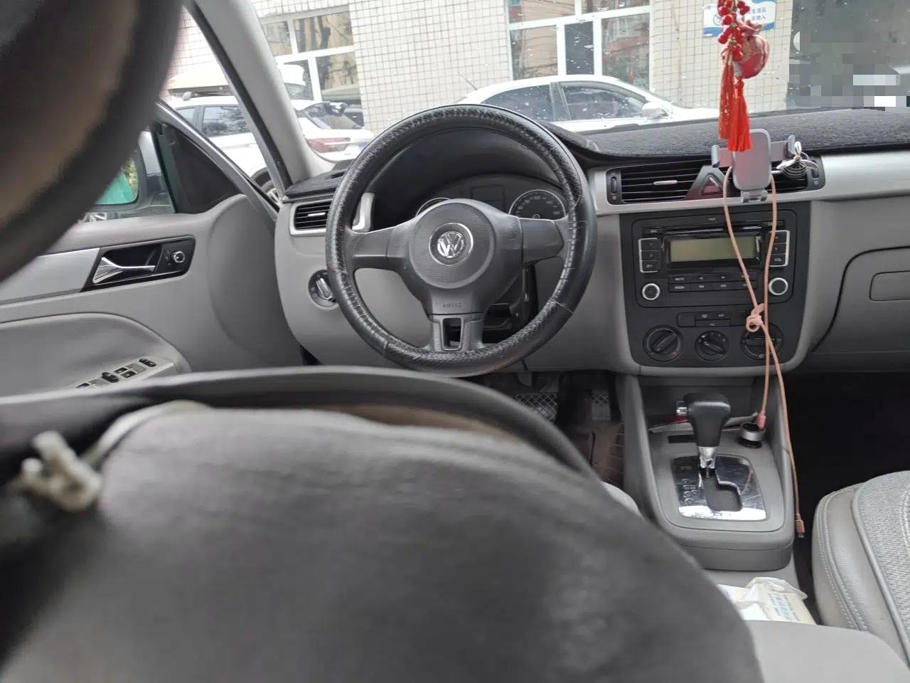 Volkswagen Bora 2012 1.6L Automatic Fashion Edition — миниатюра 10
