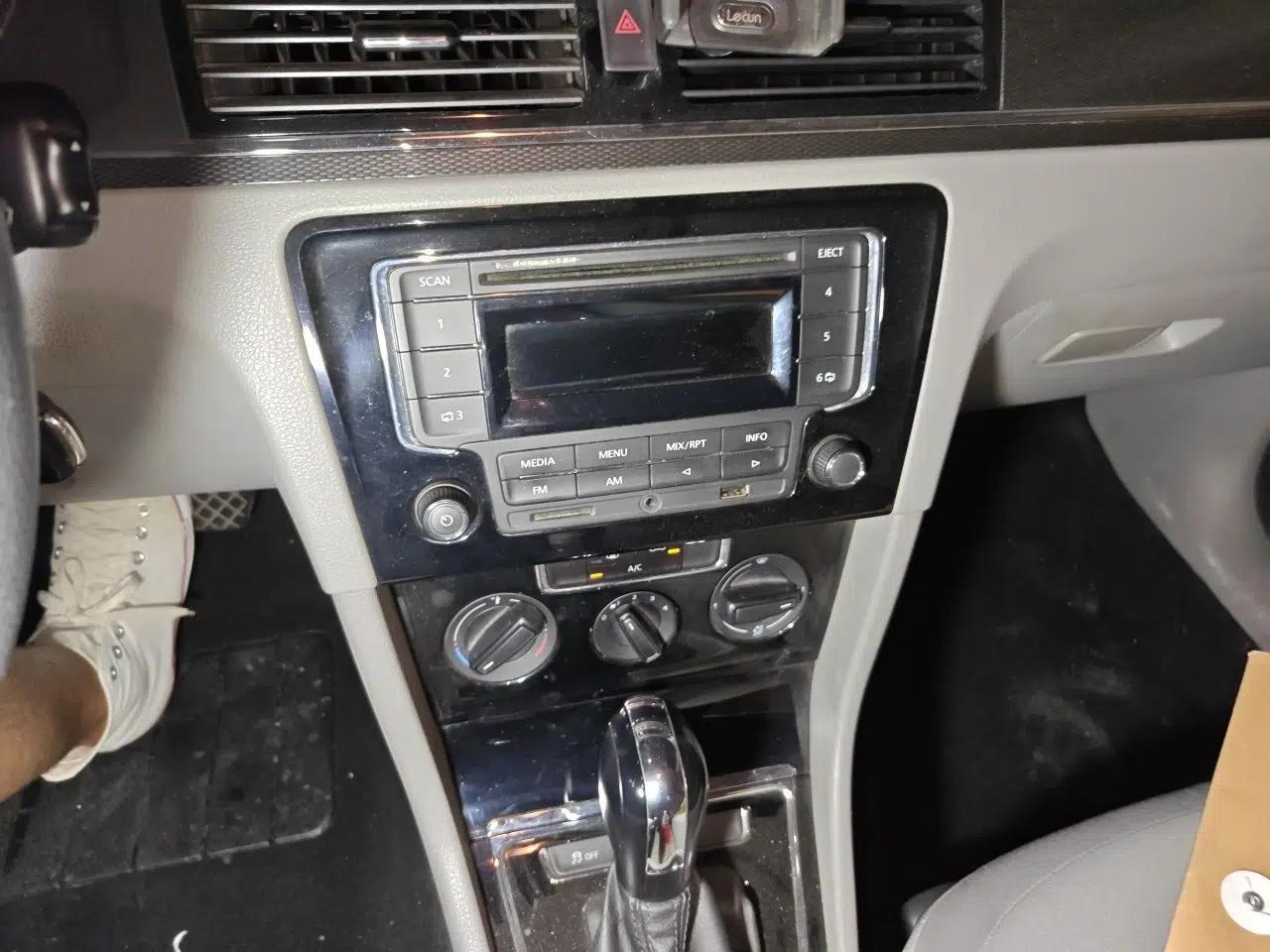 Volkswagen Bora 2013 1.6L Automatic Fashion Model — миниатюра 13