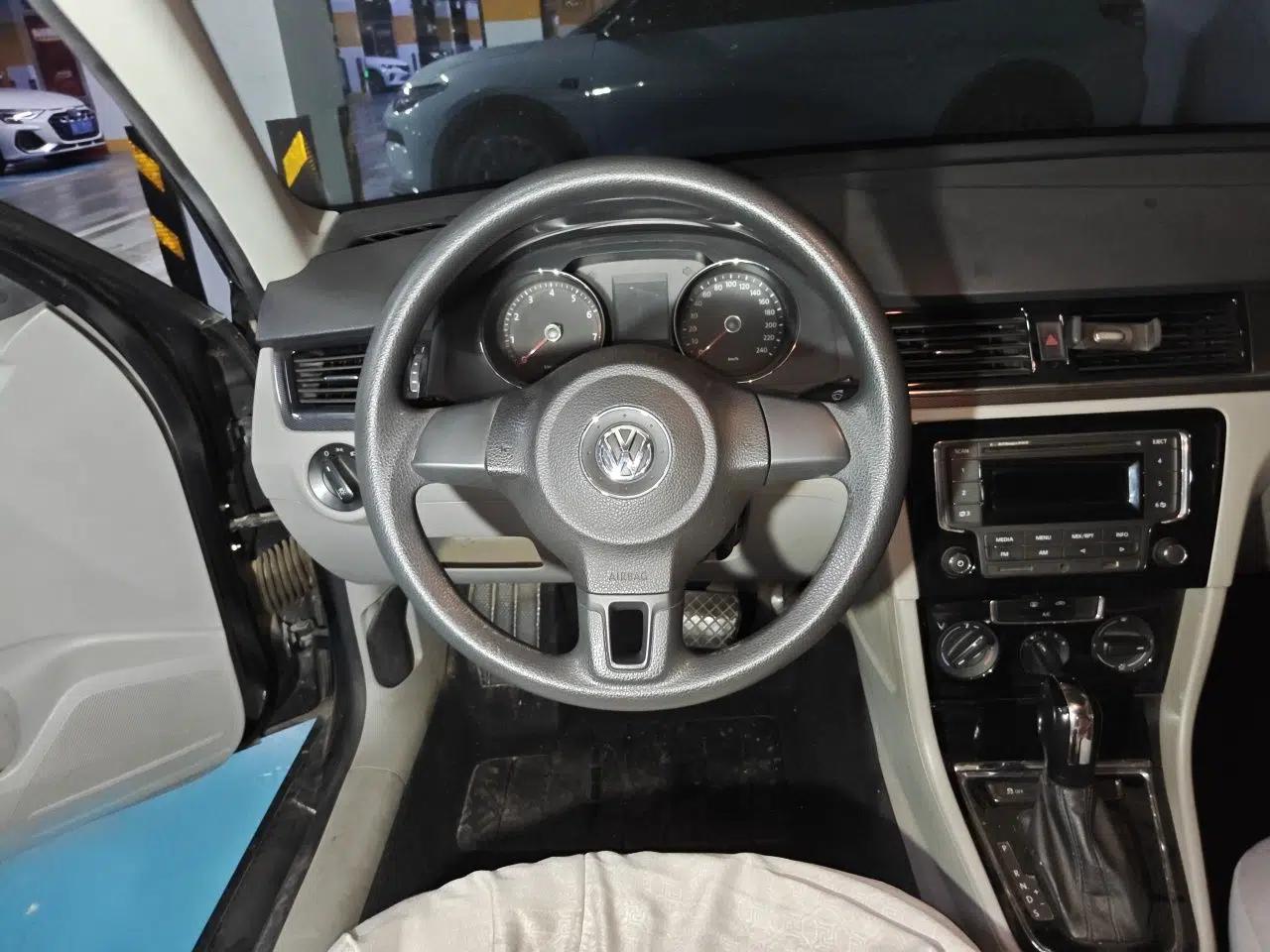 Volkswagen Bora 2013 1.6L Automatic Fashion Model — миниатюра 10